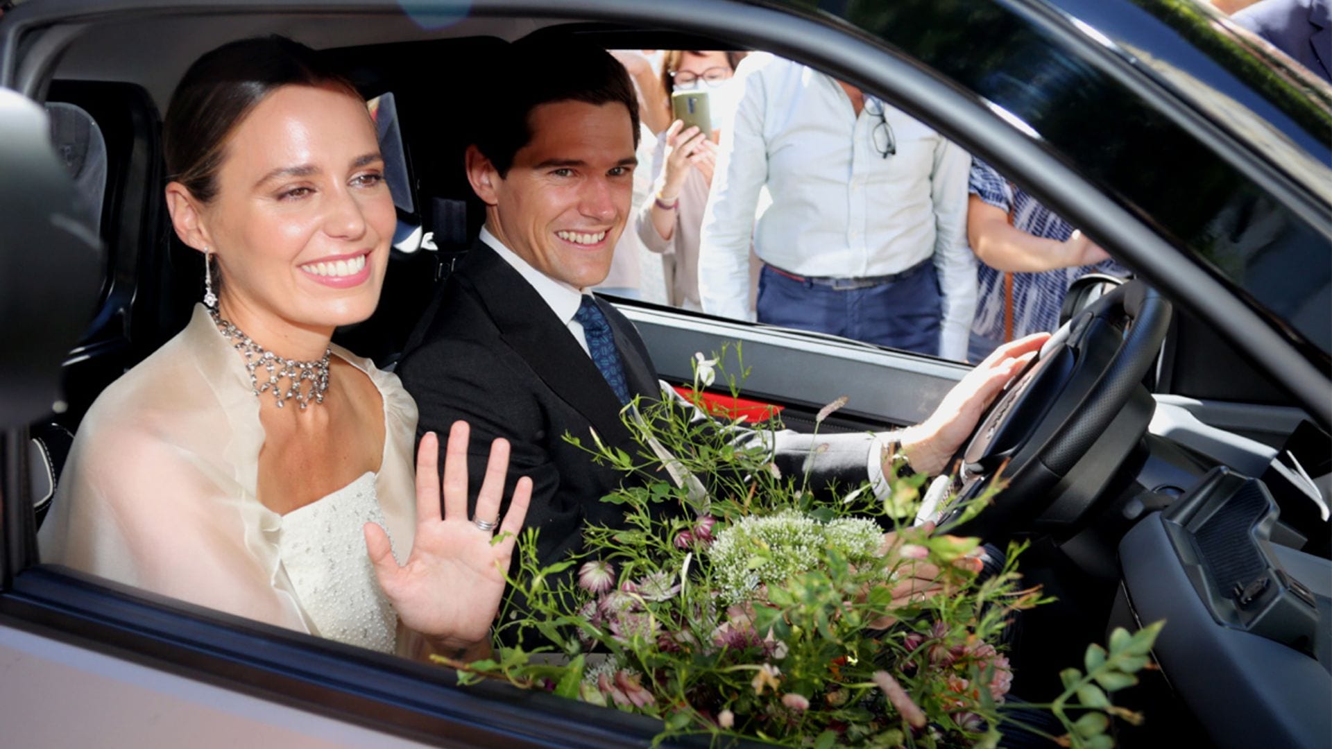 Expectación, un guiño eco y... ¡la fiesta!: todos los detalles de la boda de Claudia Osborne y José Entrecanales