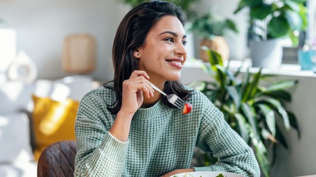 mujer comiendo fresas