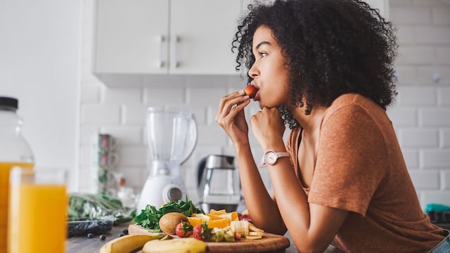 mujer comiendo fruta