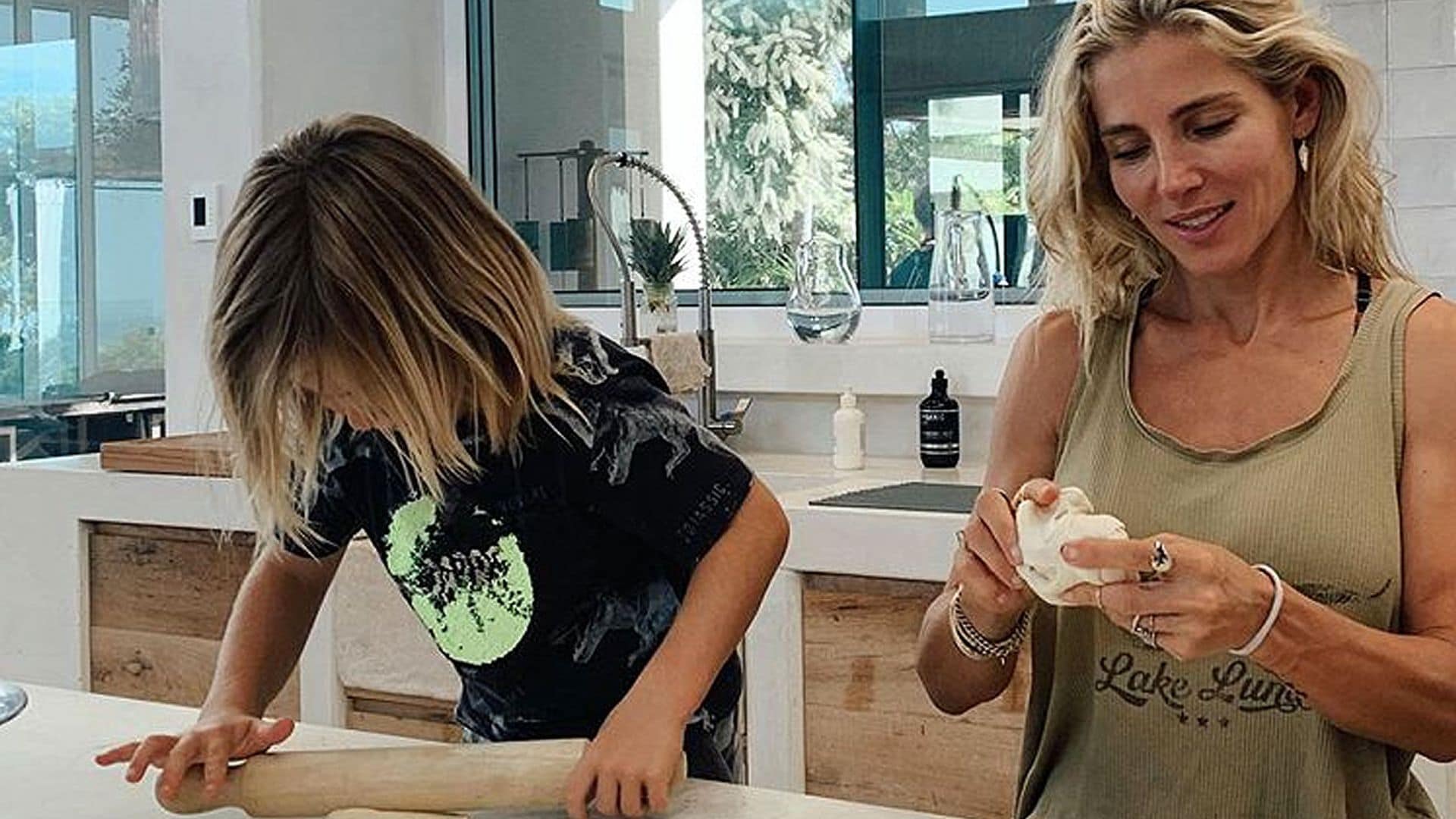 ¡Con las manos en la masa! Elsa Pataky y sus hijos se atreven con el plato estrella de la cocina italiana