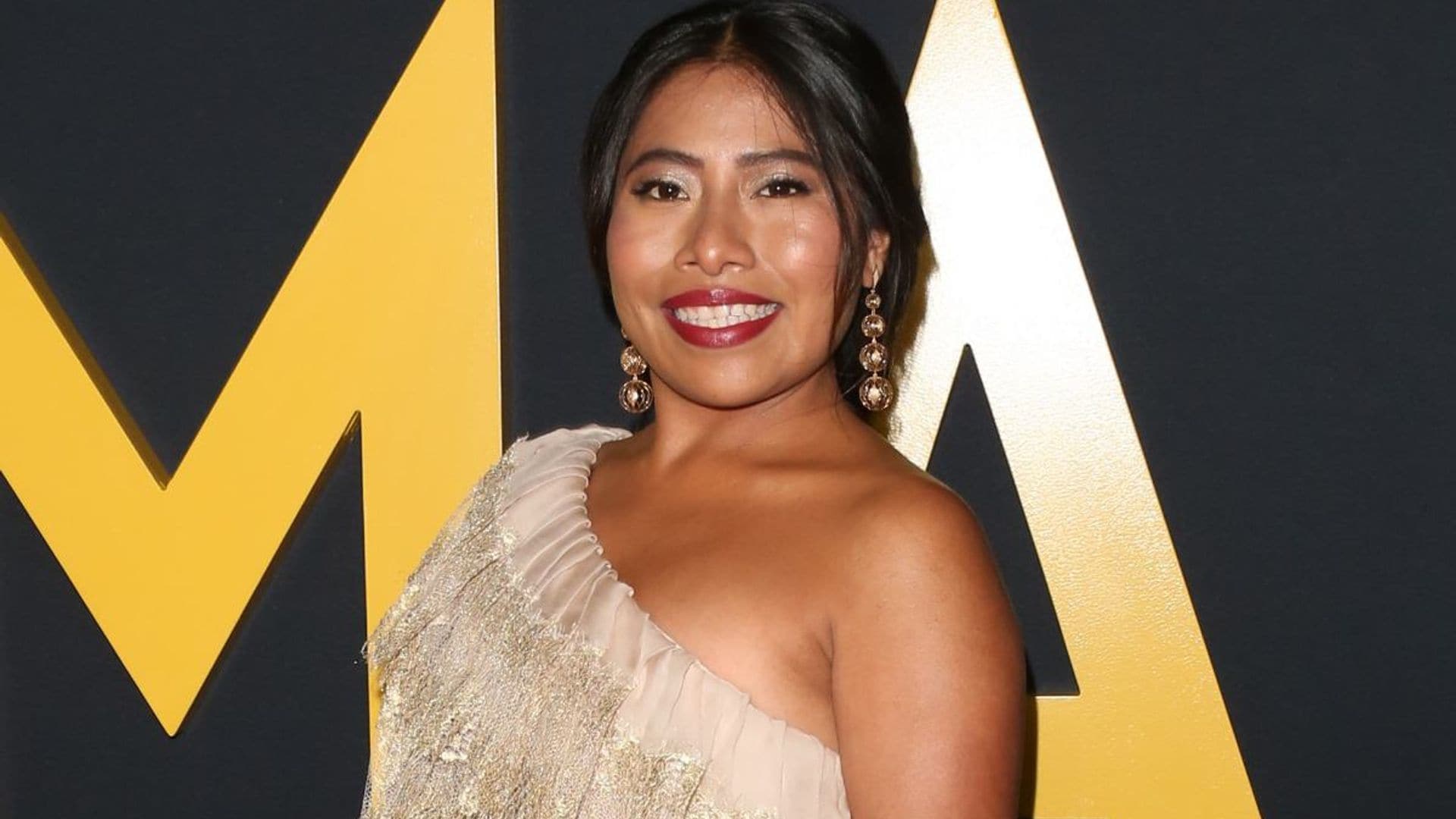 Por qué Yalitza Aparicio lleva siempre aretes largos