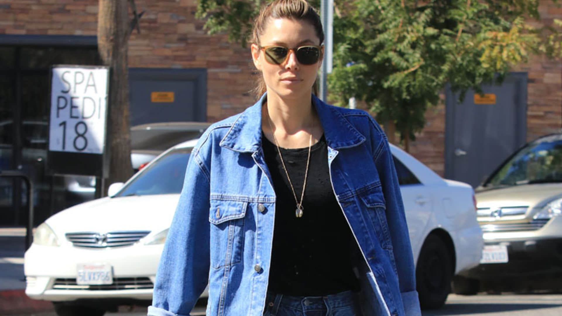 El idilio de Jessica Biel con el doble denim, la nueva forma de llevar bien los vaqueros