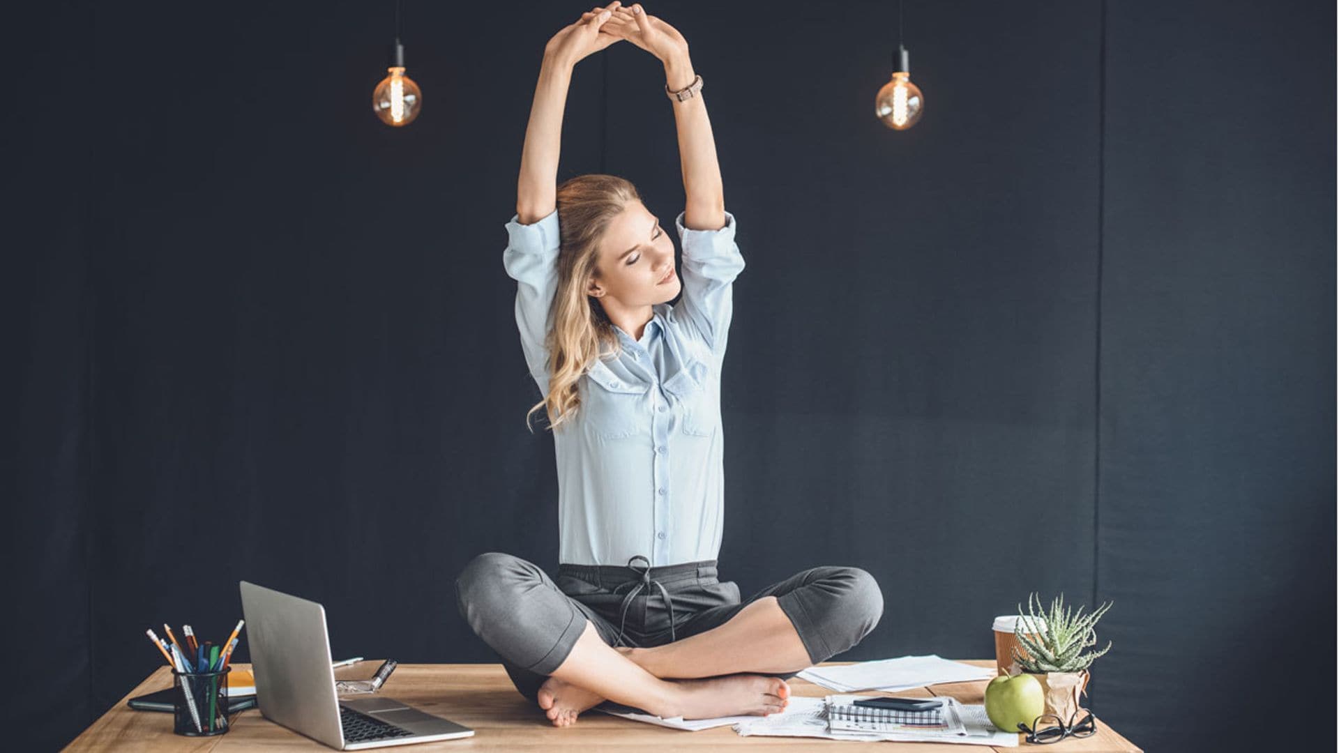 Estas posturas de yoga son perfectas para relajar la espalda en la oficina