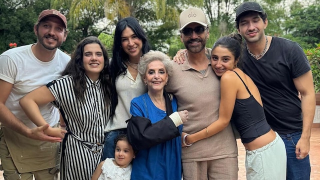 Alejandro Fernández y su familia se reunieron para visitar a doña Cuquita.