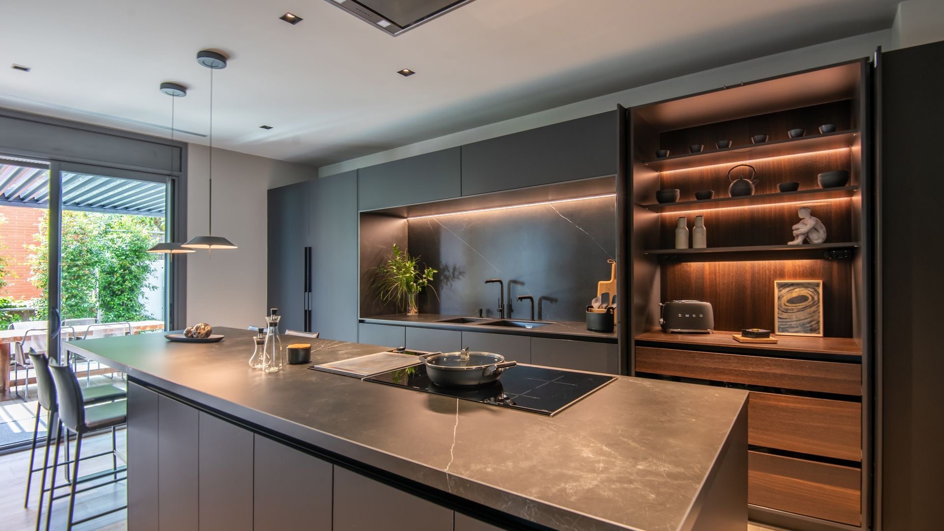 Cocina con iluminación de tiras LED, focos y lámparas colgantes