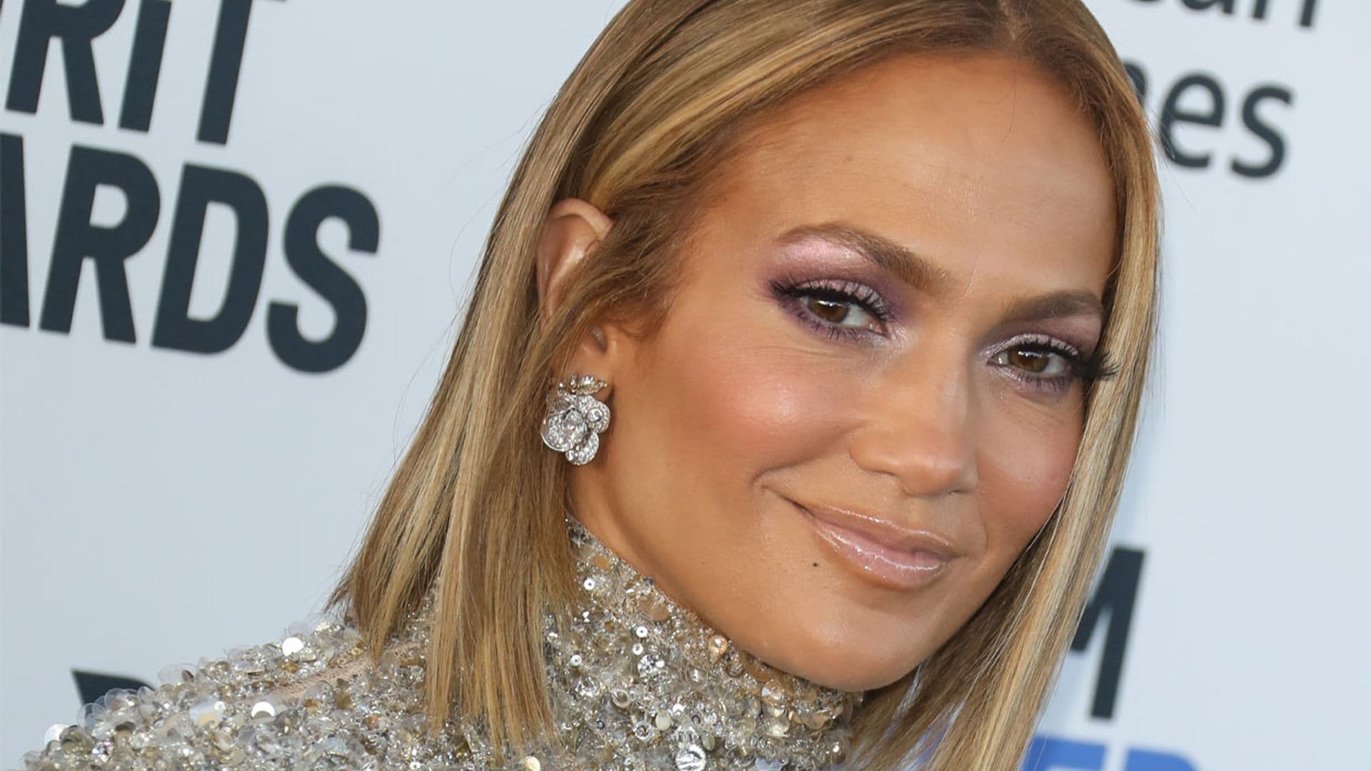 Jennifer Lopez revoluciona las redes con su 'selfie' sin maquillaje y recién levantada