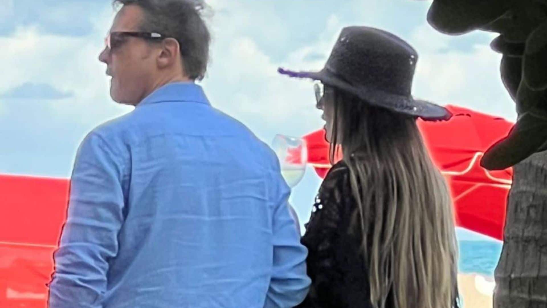 Luis Miguel es captado con su novia, Mercedes Villador, en las playas de Miami