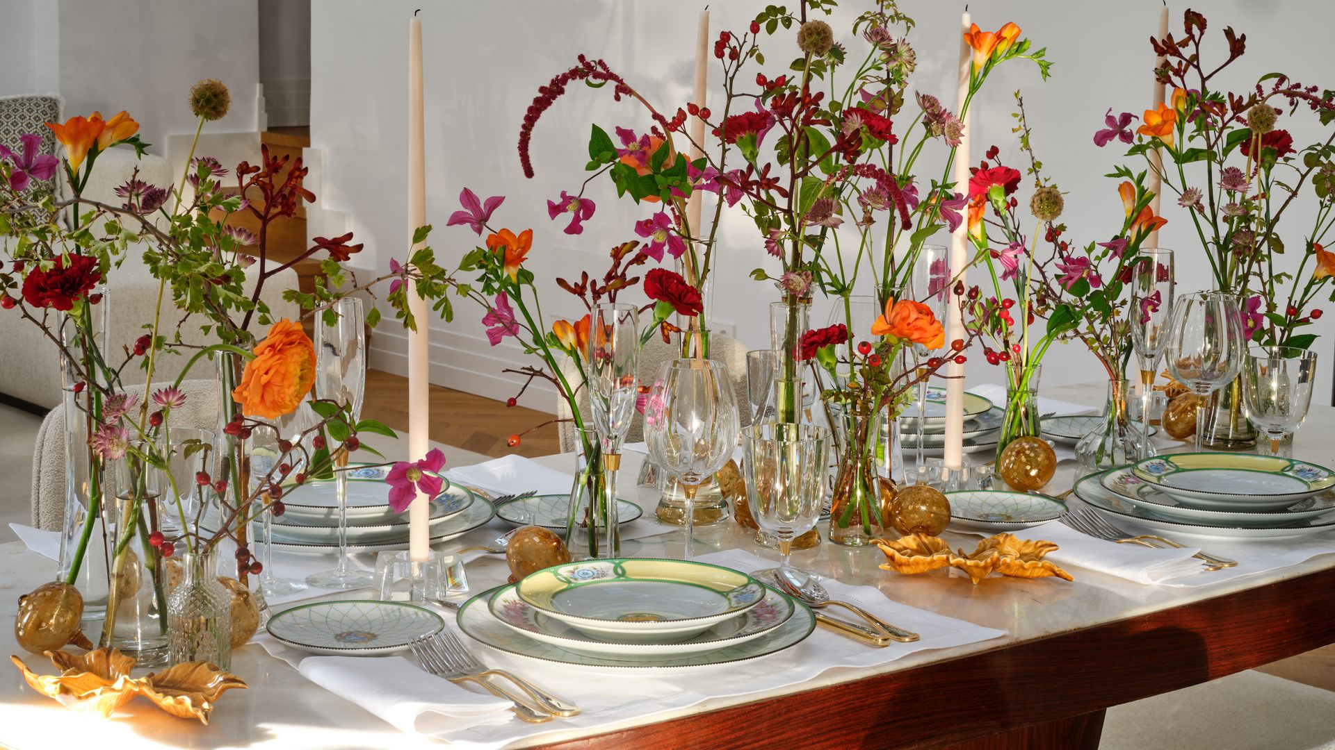 Mesa de comedor decorada con flores