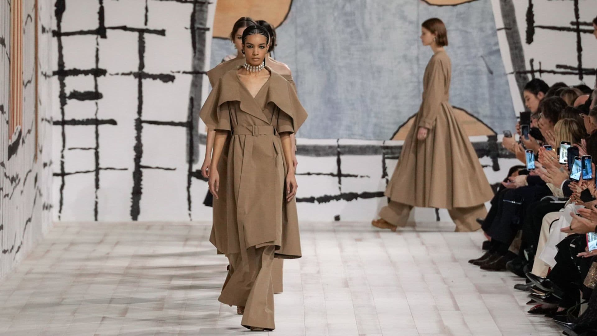 Dior apuesta por prendas minimalistas y muy femeninas en su desfile de Alta Costura de París