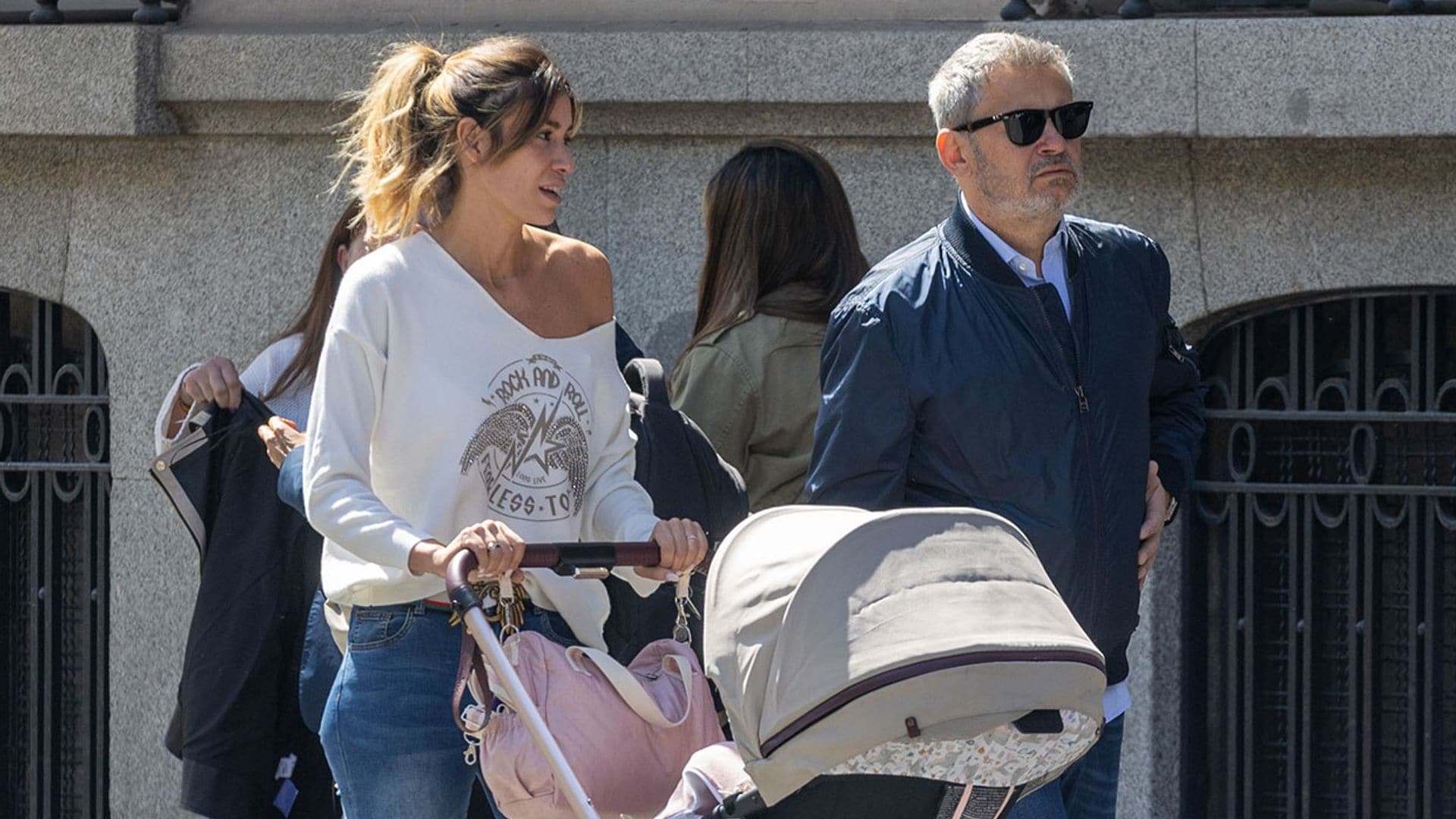 La felicidad de Miki Nadal y Helena Aldea, de paseo con su hija Galatea, de cinco meses