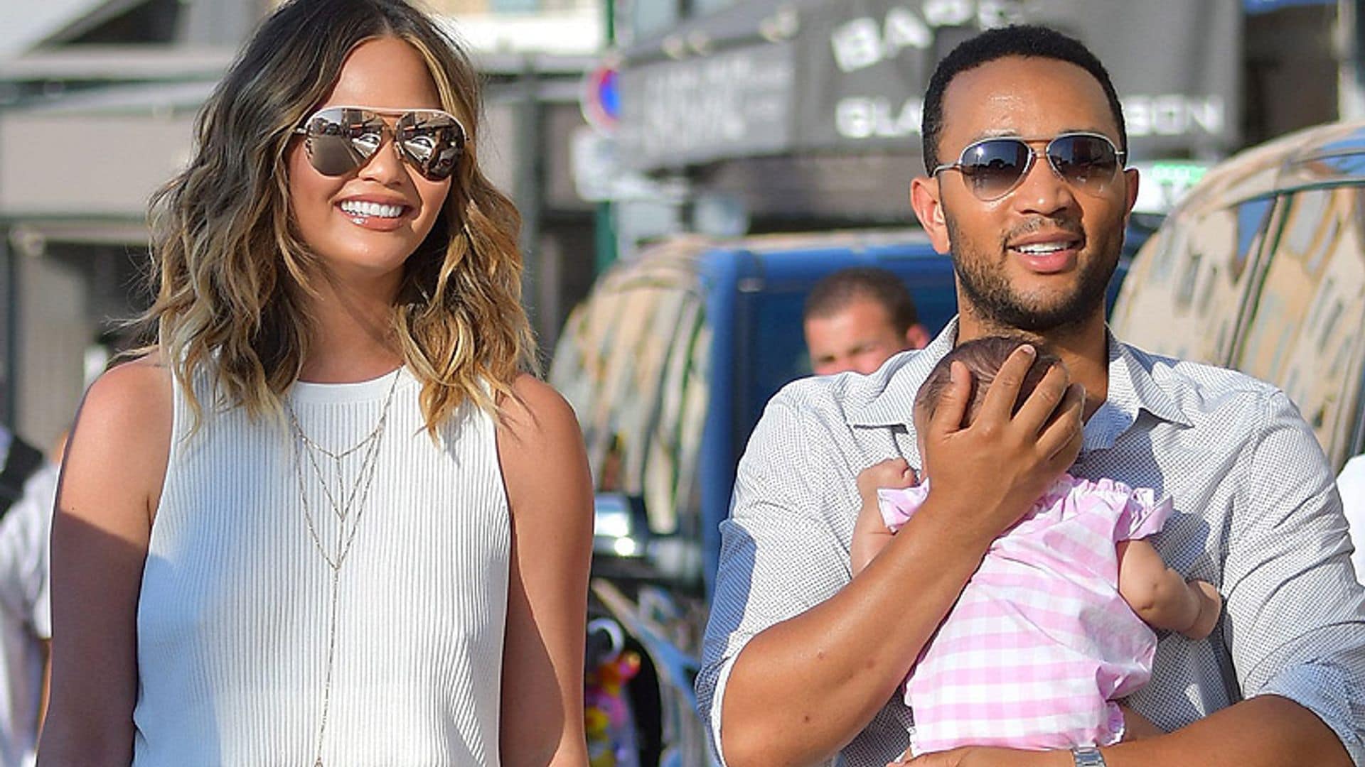 John Legend y Chrissy Teigen disfrutan de sus primeras vacaciones con su 'muñeca'