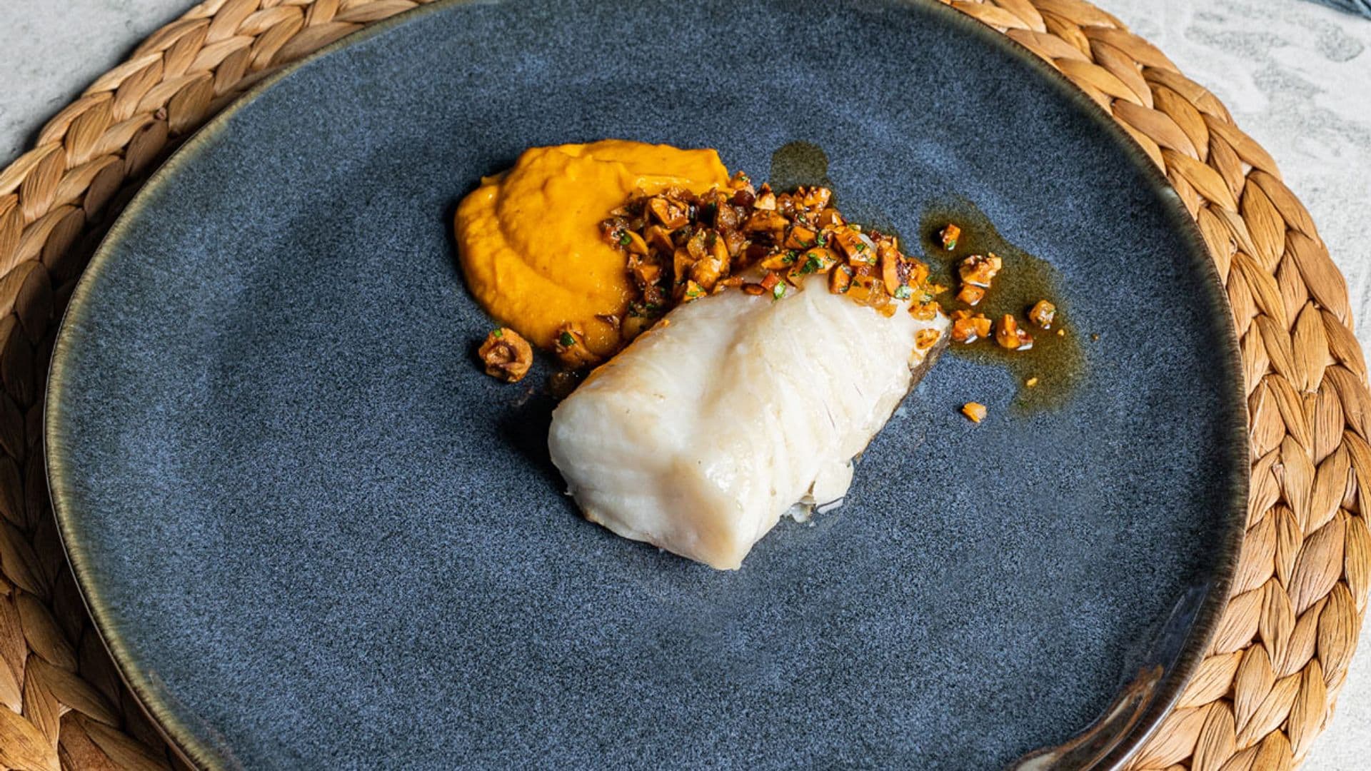 Skrei noruego con puré de zanahorias, avellanas y tocino