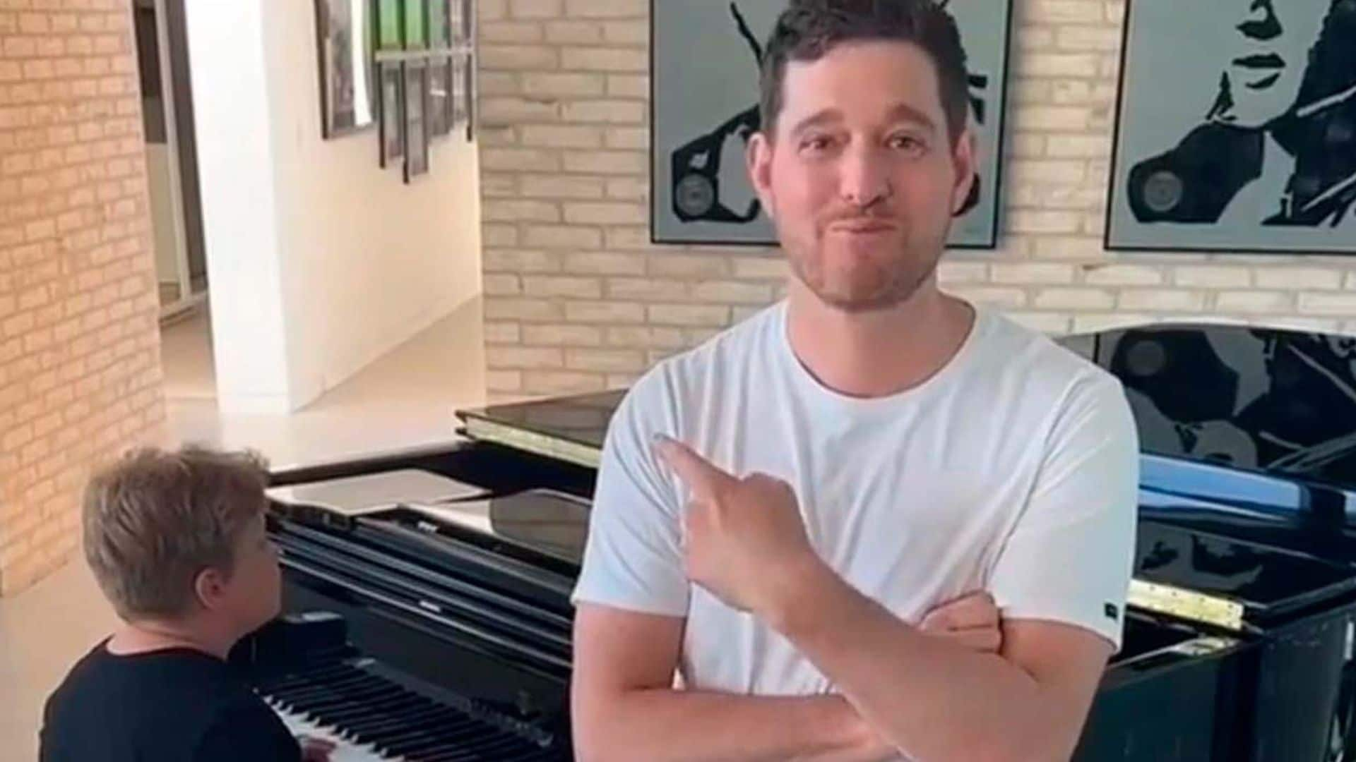 Michael Bublé, 'con un nudo en la garganta' ante el derroche de talento de su hijo tocando el piano