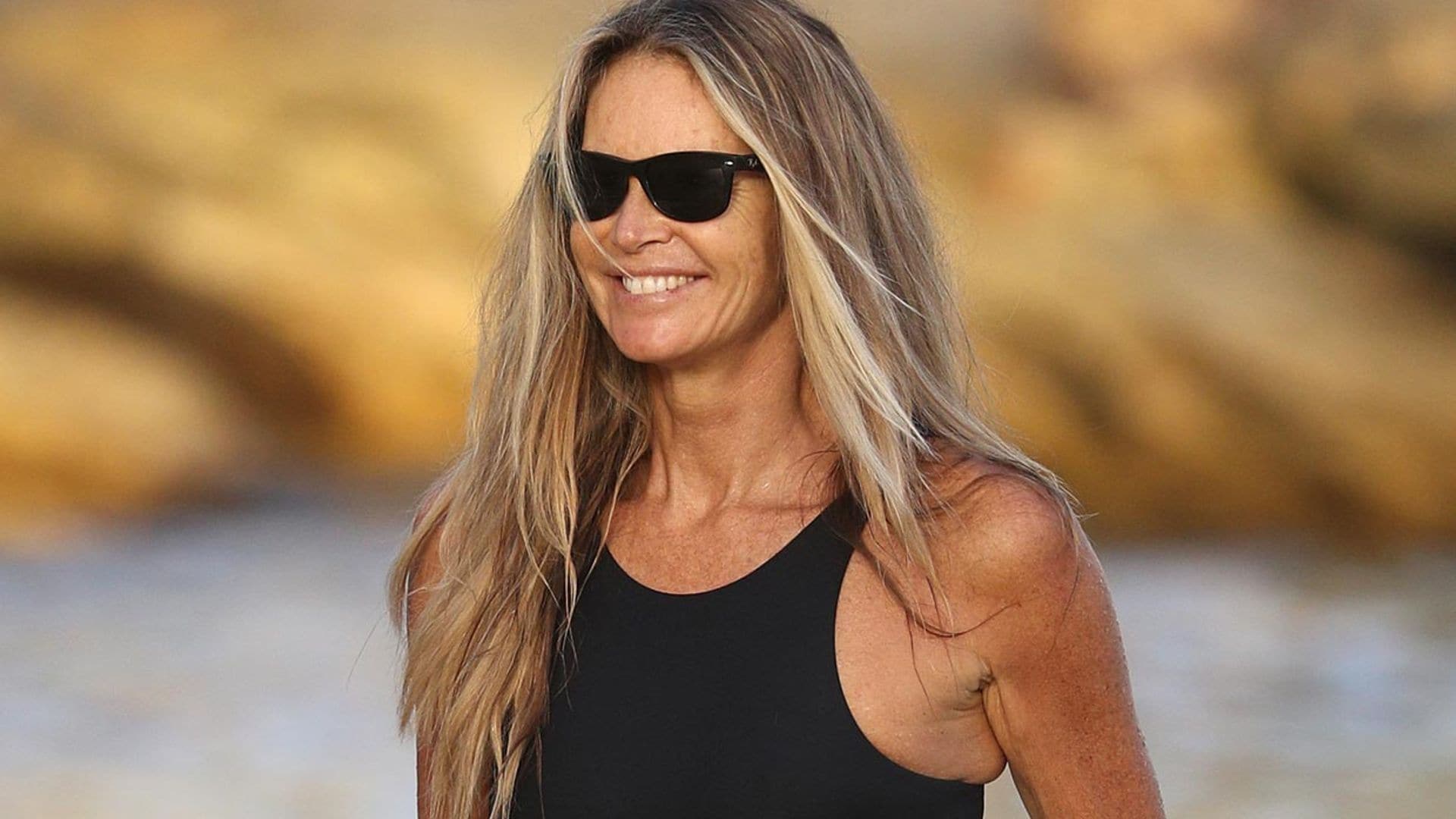 A sus 56 años, Elle Macpherson presume de tipazo con su último posado en bikini