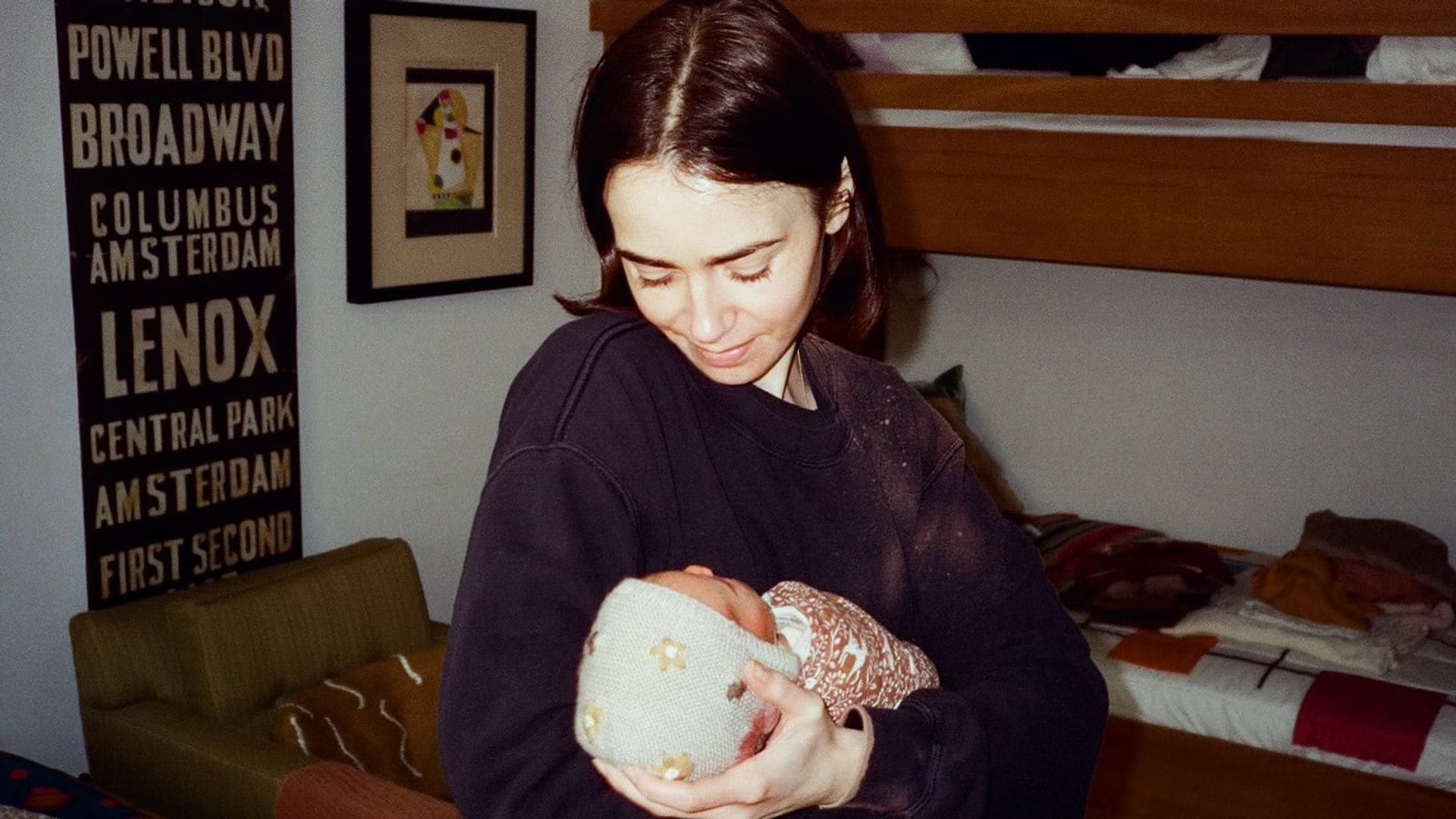 Ajenos a las críticas, Lily Collins y su esposo comparten nuevas fotos junto a su bebé