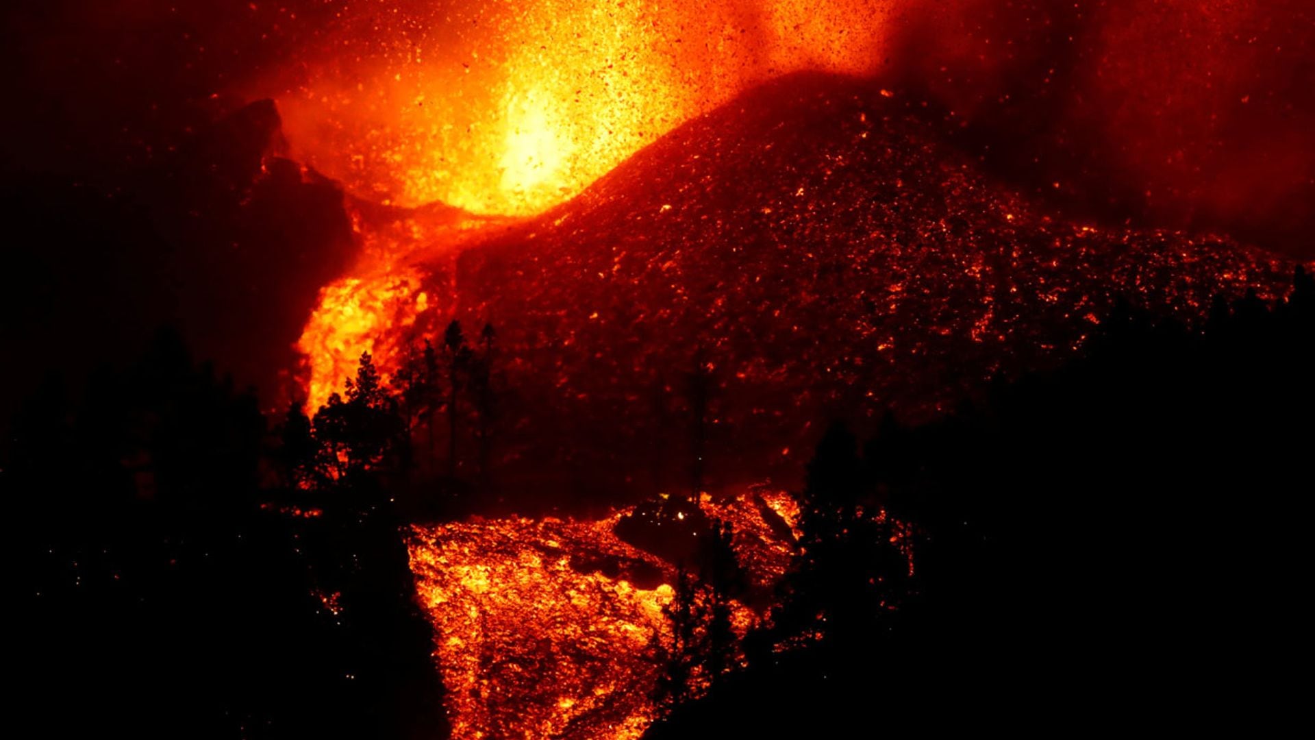 Escucha los sobrecogedores sonidos del volcán en La Palma al entrar en erupción