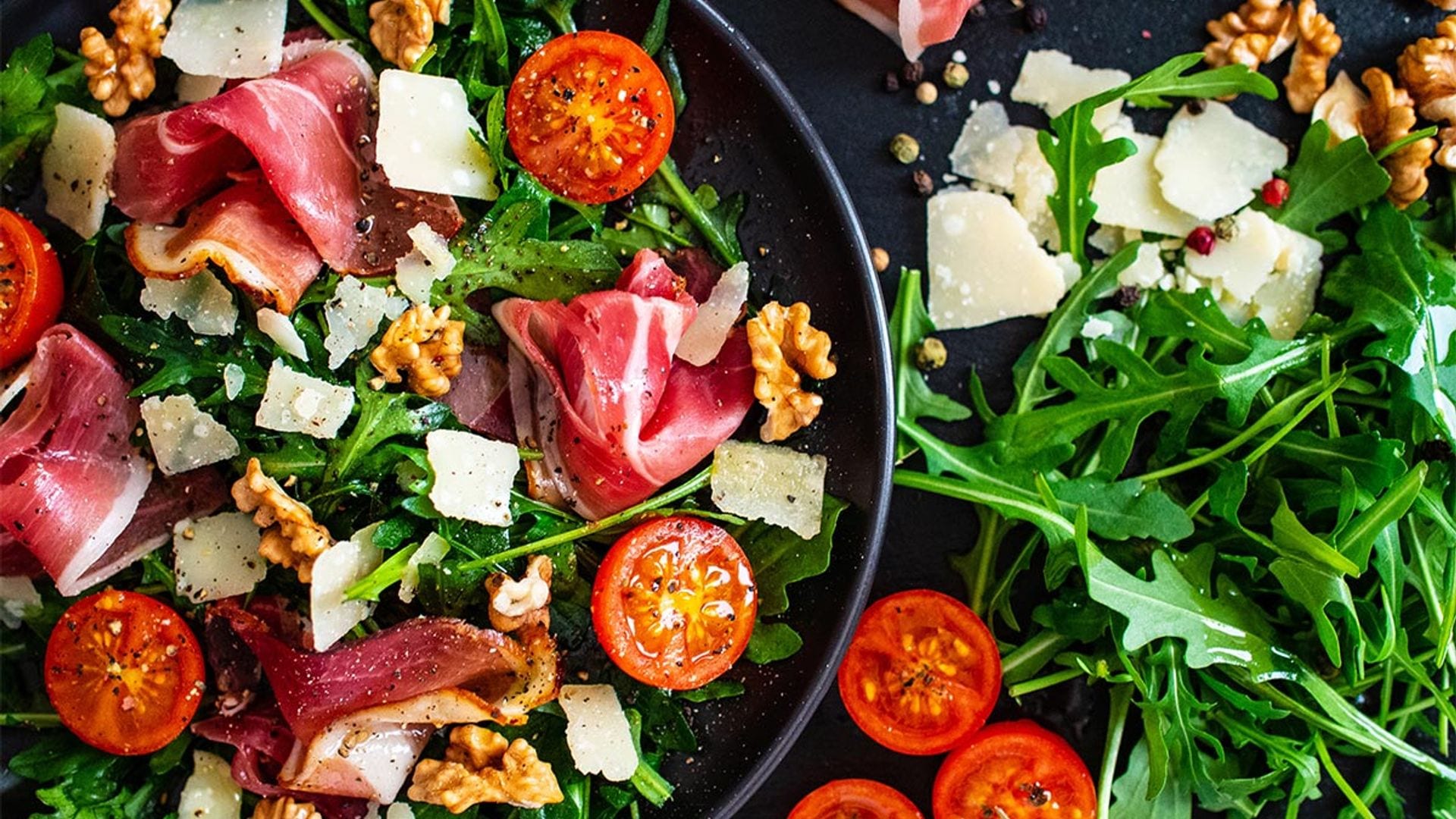 Ensalada de rúcula, jamón, tomate y parmesano