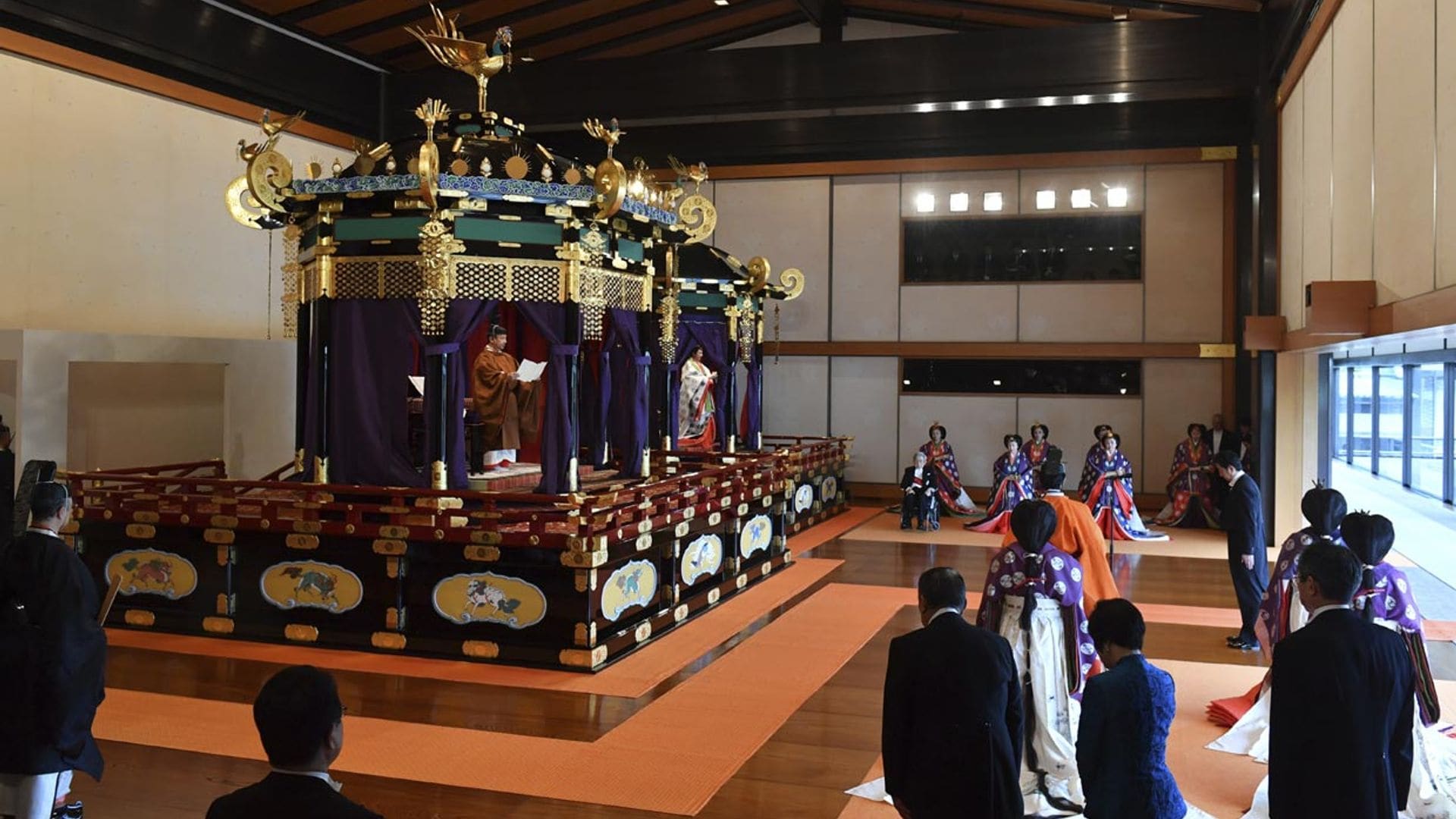 La realeza aclama al nuevo emperador de Japón en una ceremonia histórica