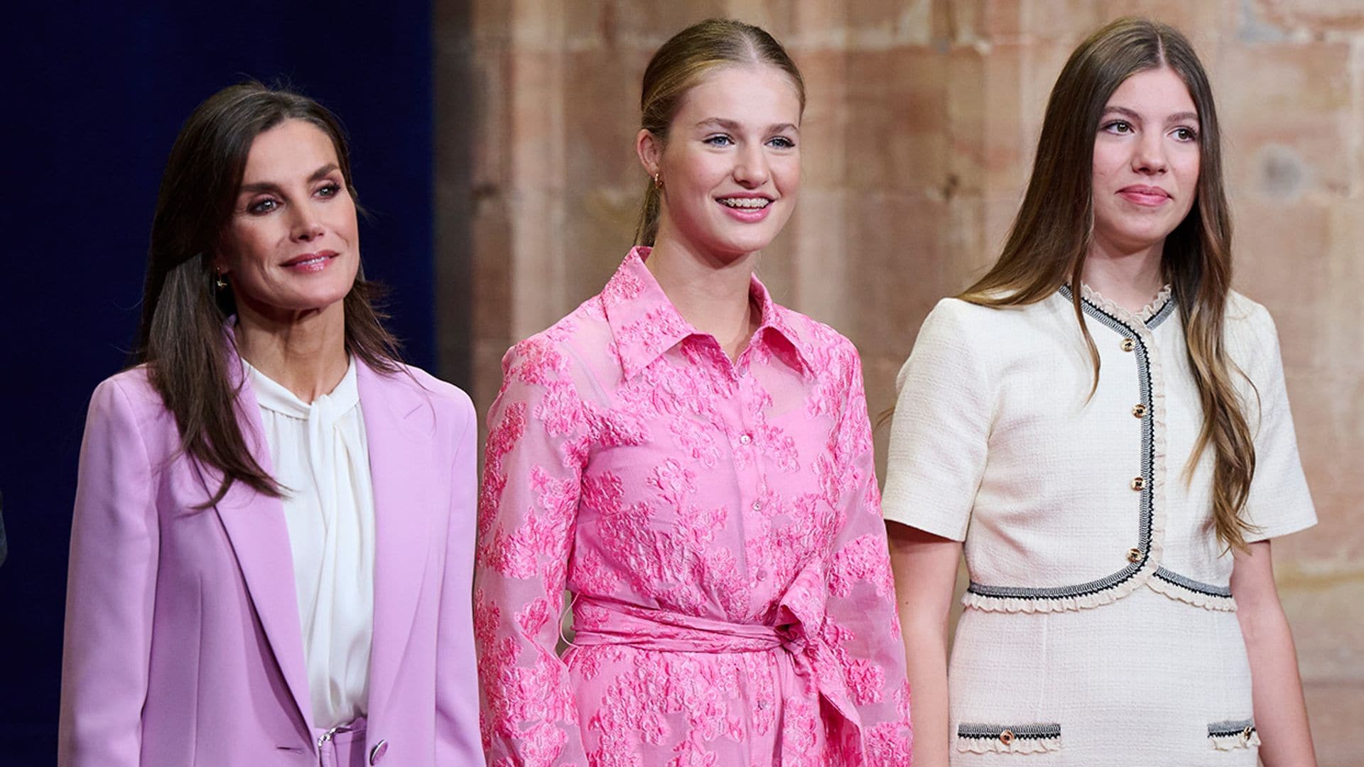 El abrigo estampado 'made in Spain' que la reina Letizia comparte con sus dos hijas vuelve a ser viral