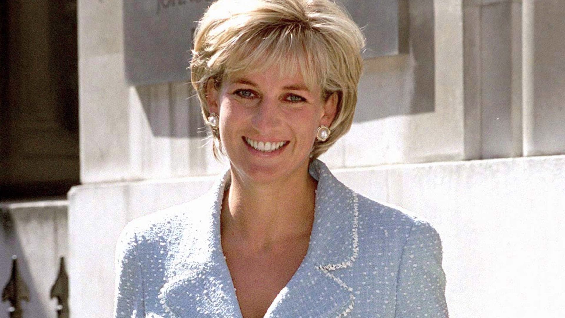 Develan estatua de la princesa Diana en el que hubiera sido su cumpleaños 60