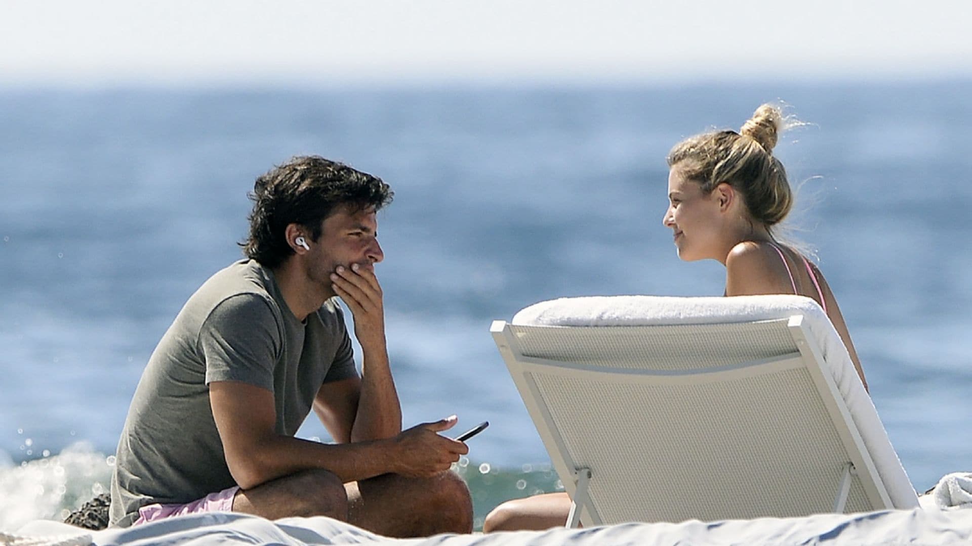 Carlos Sainz Jr. y su novia, dos enamorados en la playa