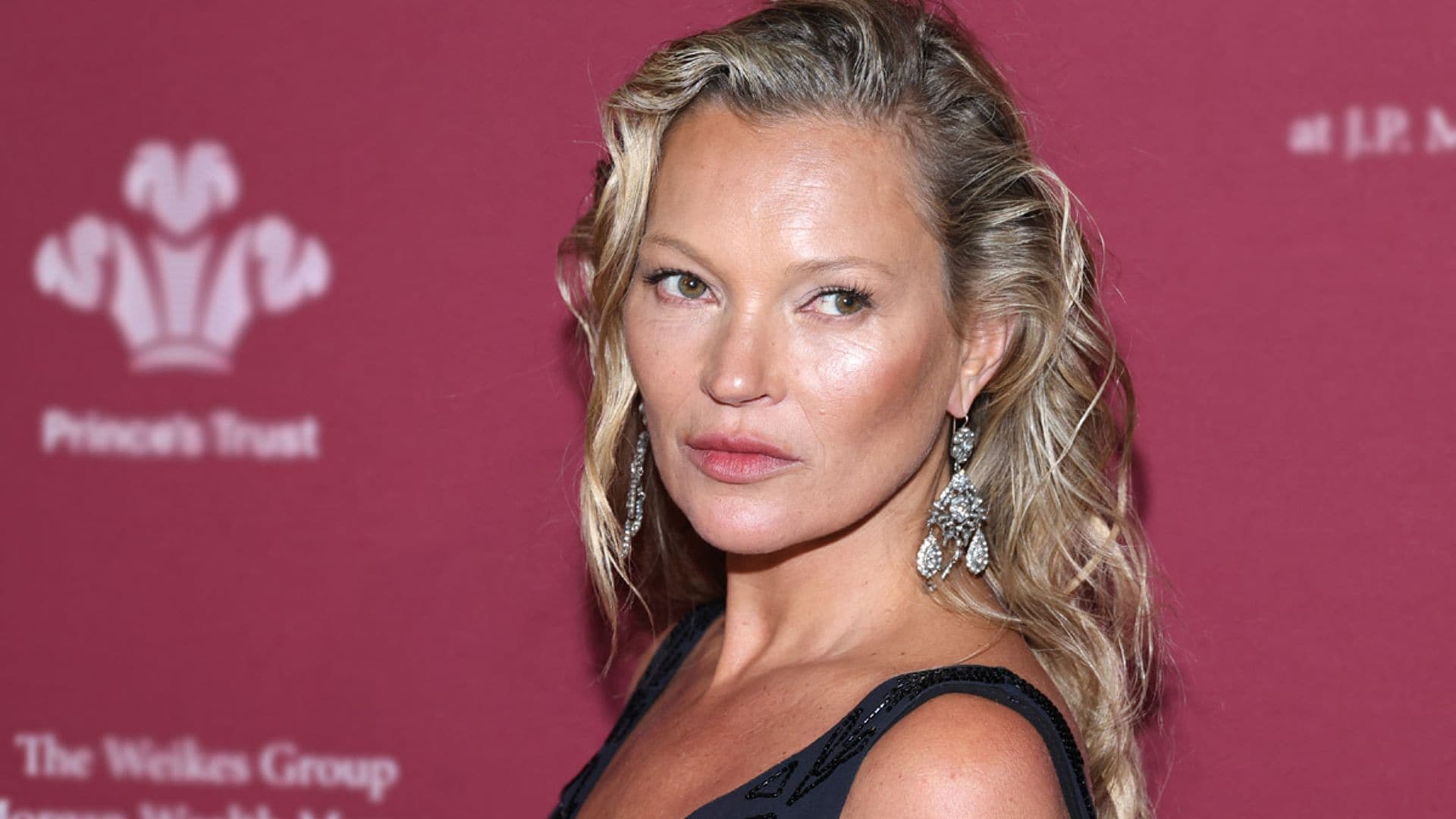 Kate Moss nos propone el peinado con rizos que favorece a las melenas lisas