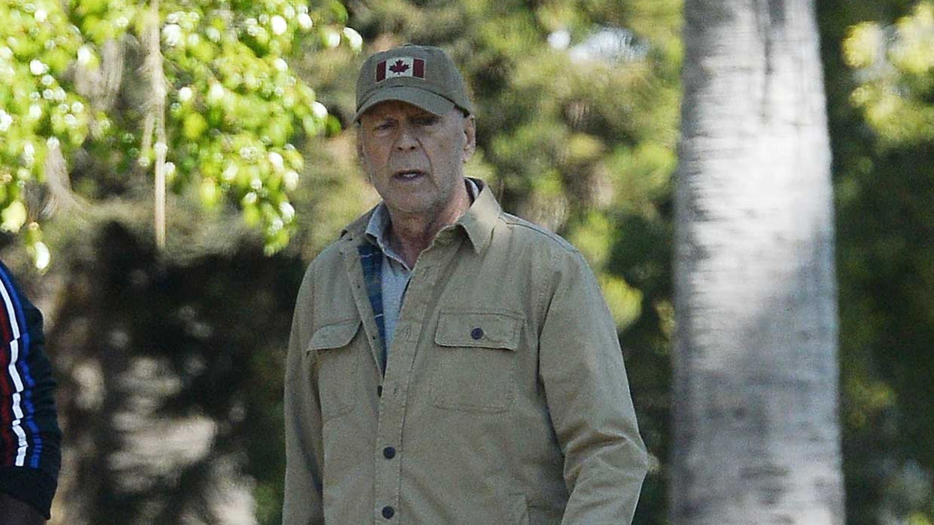 Mucho más delgado, paseando e intentado pasar desapercibido: así ha sido la nueva reaparición de Bruce Willis