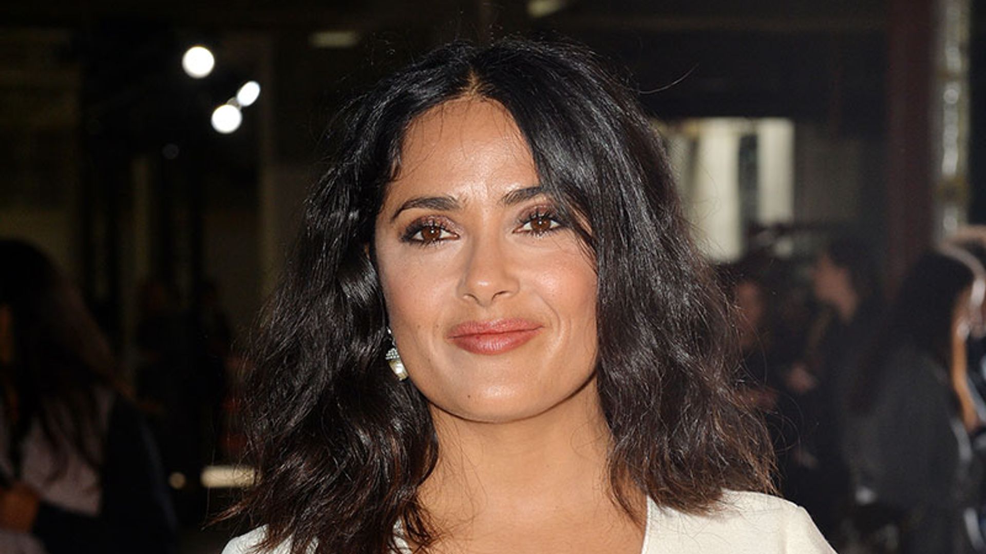 Salma Hayek triunfa en las redes con un bikini del color de moda