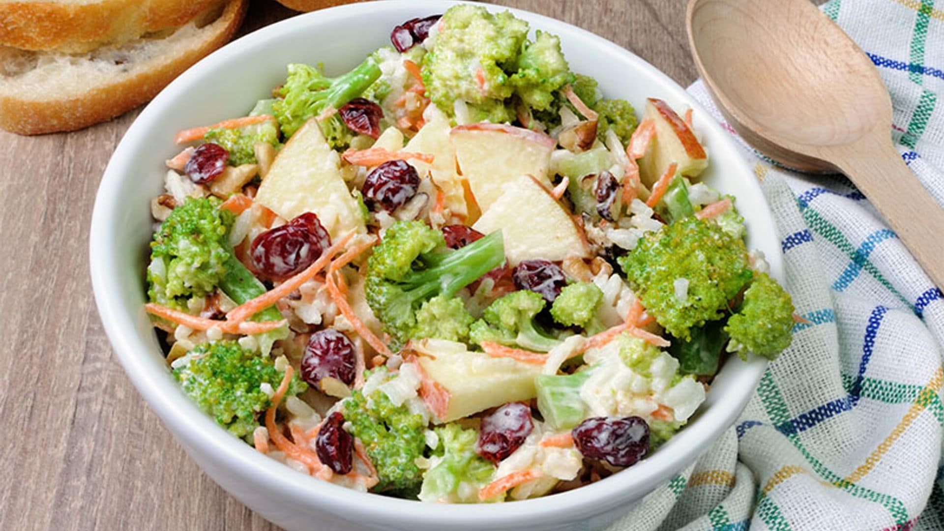 Ensalada de manzana con arroz y brócoli y aliño de yogur