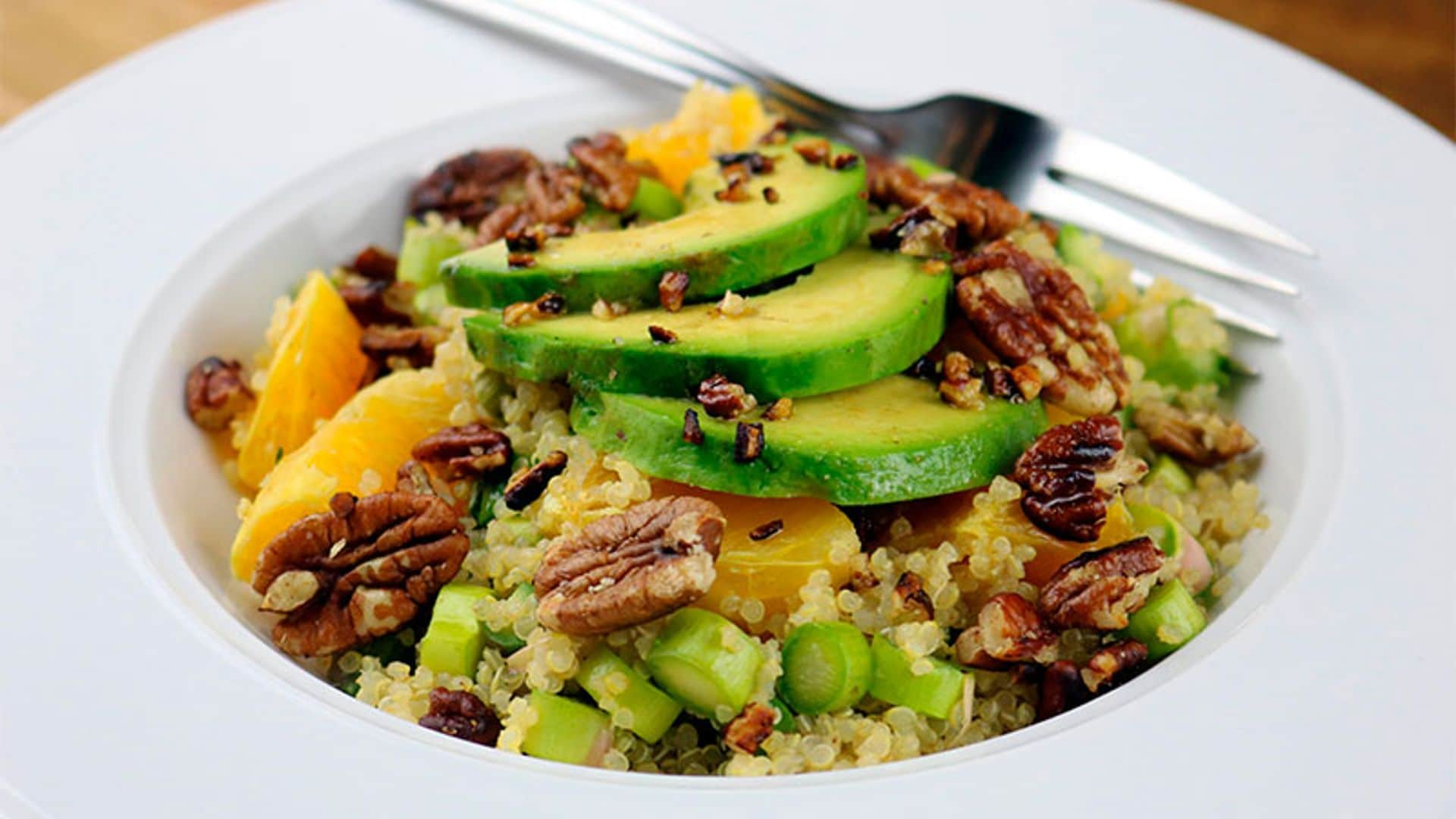 Ensalada de quinoa con espárragos, naranja, aguacate y aliño de miso