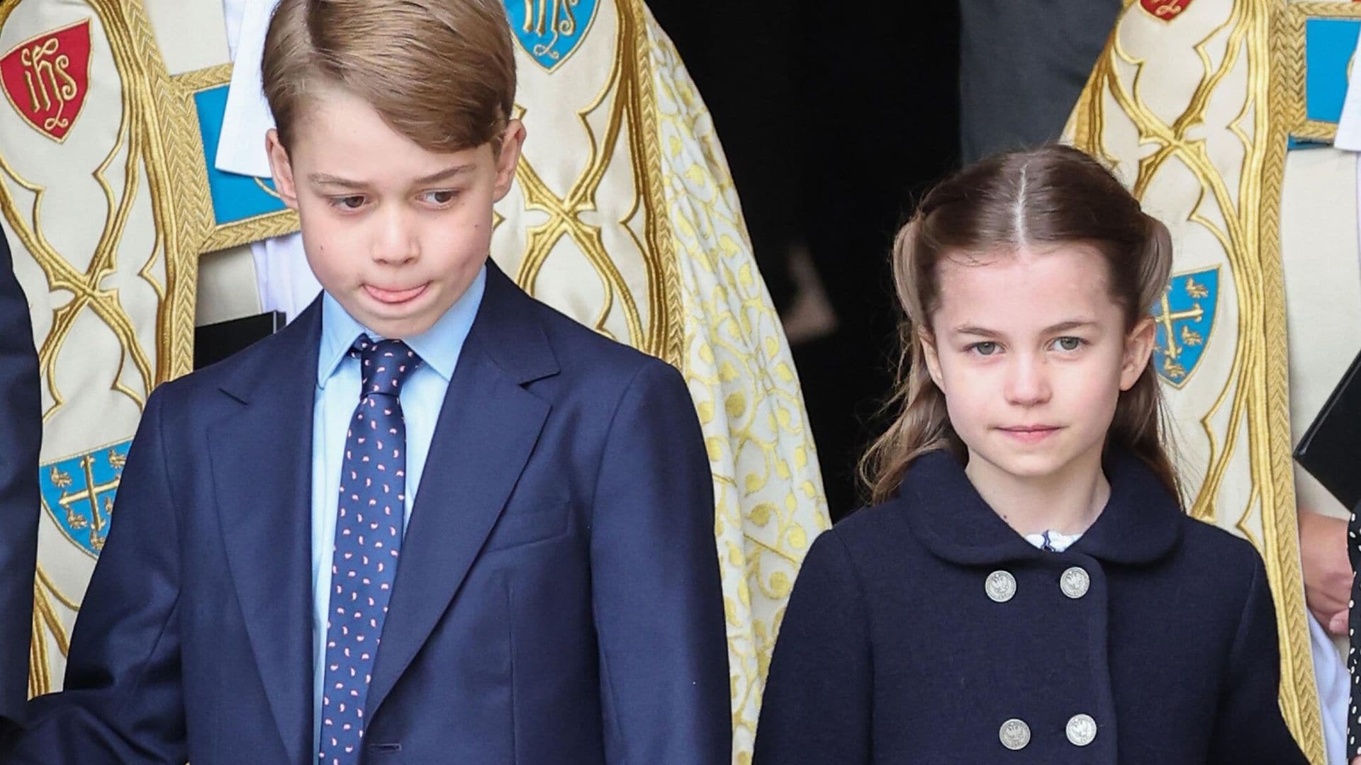 El príncipe George y la princesa Charlotte asisten al homenaje de su bisabuelo, el príncipe Felipe