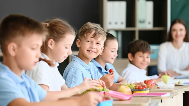 ni os en el comedor escolar