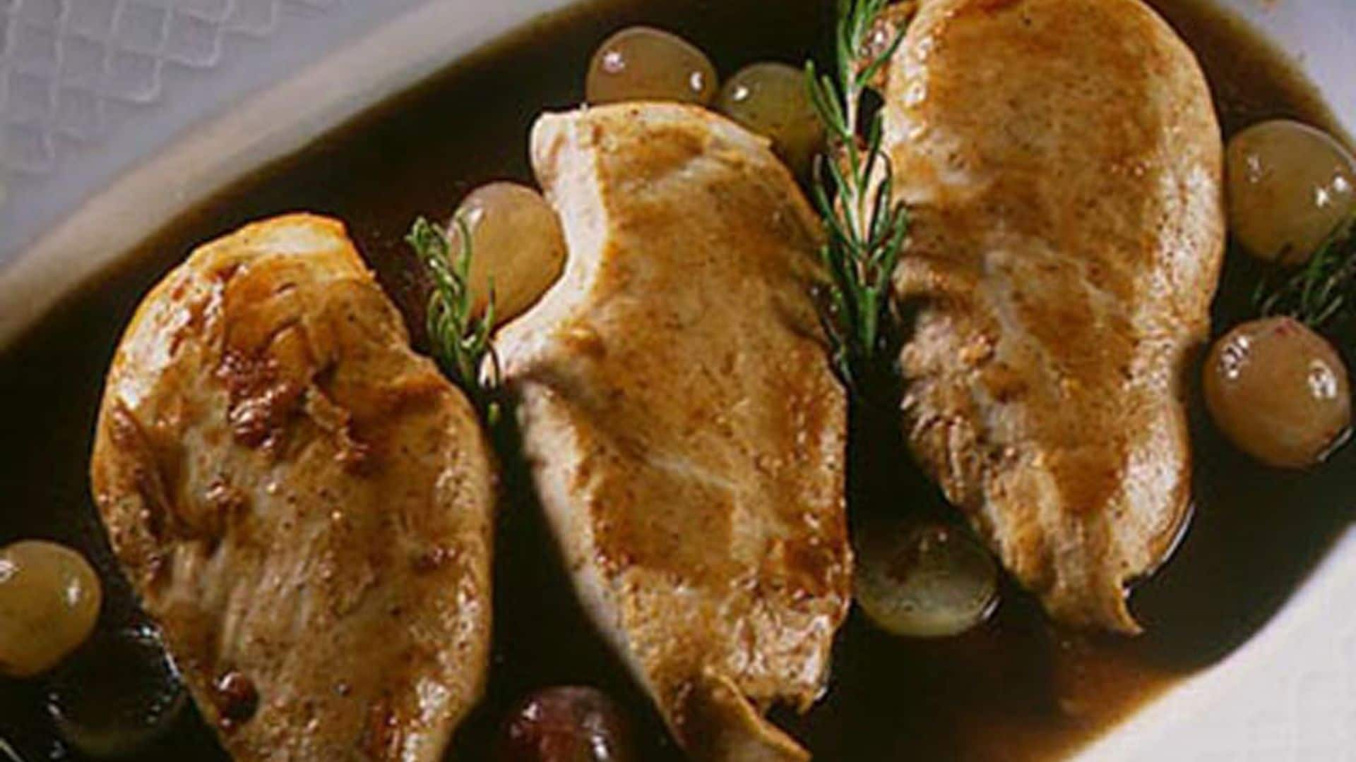 Pechugas de pollo guisadas con uvas y moscatel