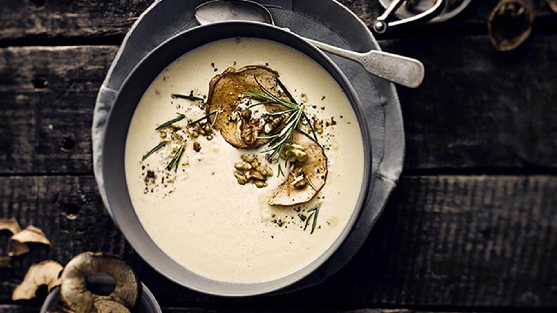 Sopa de castañas con chips de manzana y nueces