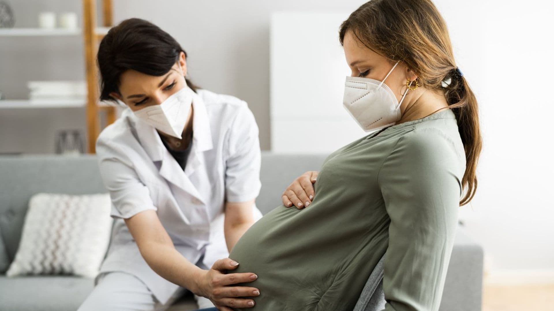 mujer embarazada en el m dico con mascarilla