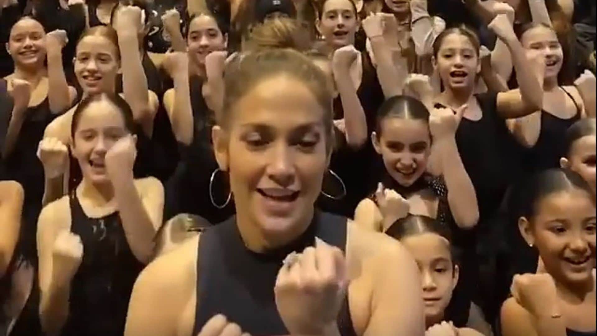 ¡Buscando a Alex Rodríguez! ¿Eres capaz de encontrarlo entre las bailarinas de Jennifer Lopez?