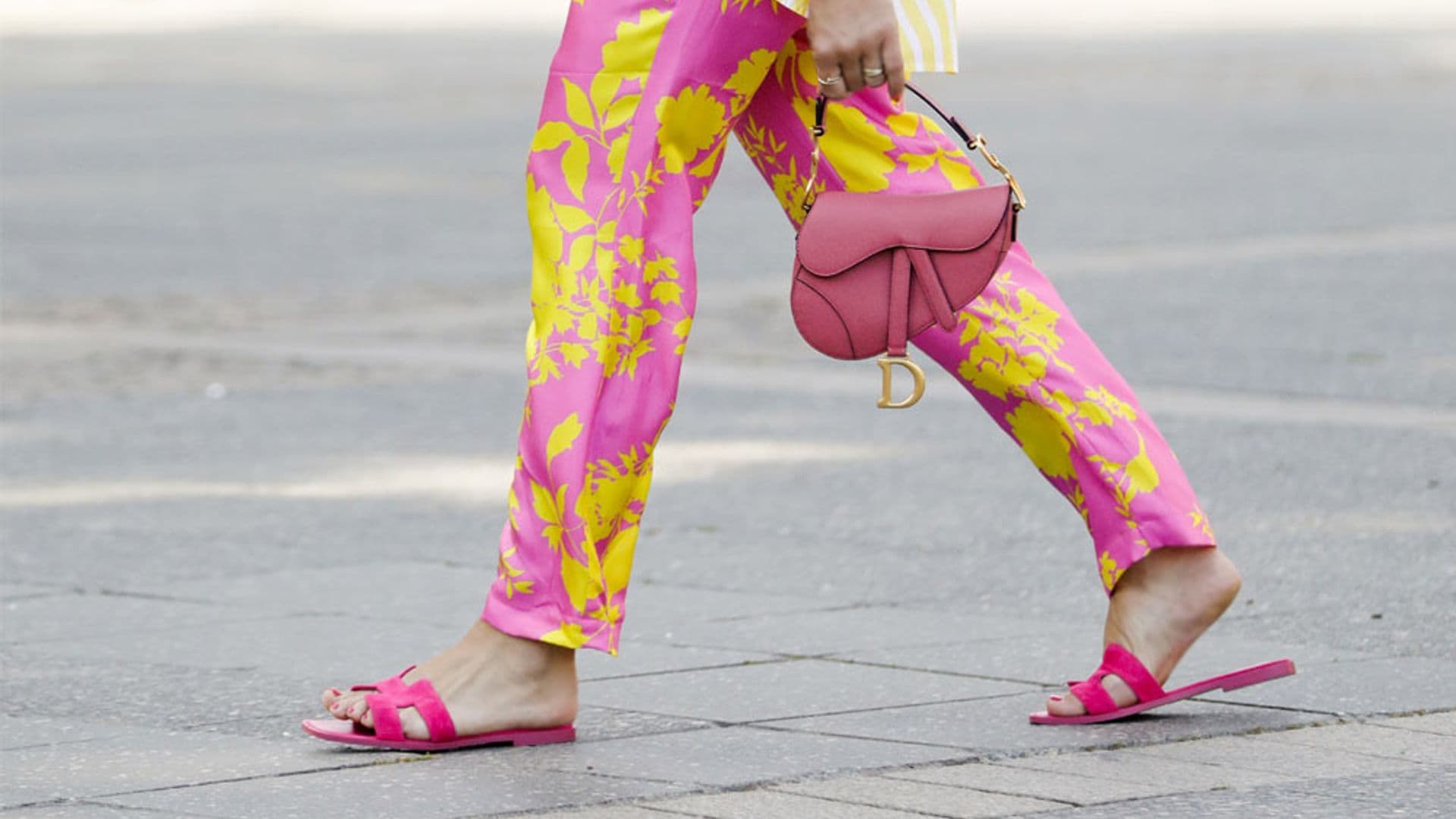 Confirmado: las sandalias pala son las que mejor quedan con bermudas, vestidos 'midi' o pantalón