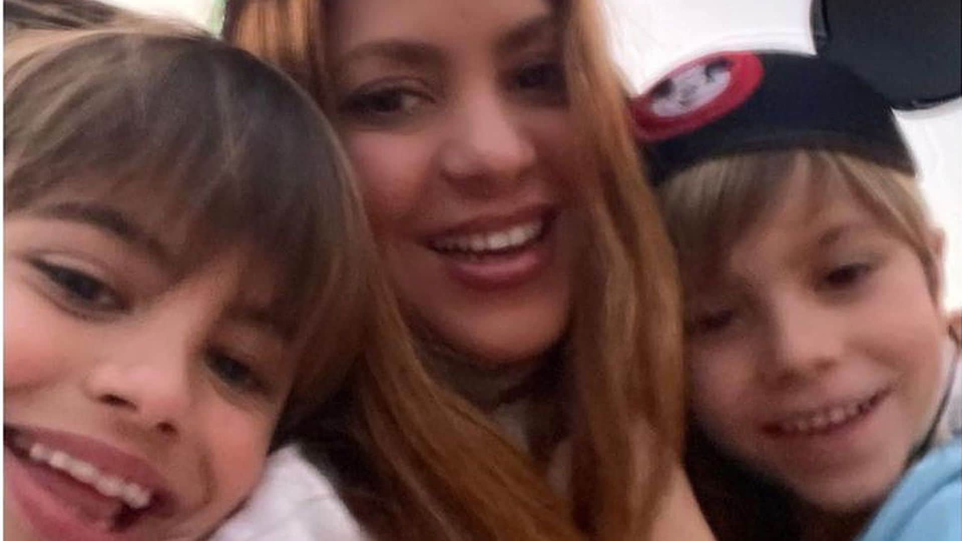 Shakira y sus hijos empiezan el año con una visita a Mickey Mouse