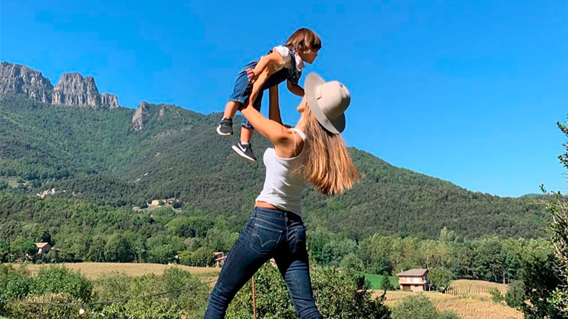 La escapada de Ariadne Artiles con su hija a una masía en plena naturaleza