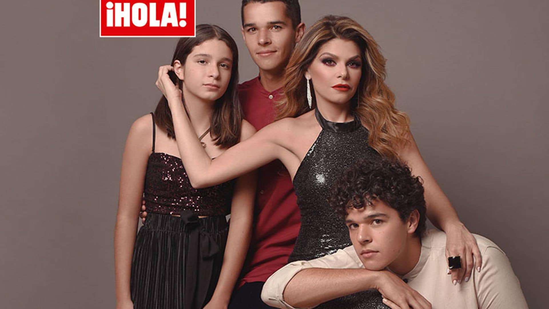 En ¡HOLA!, Itatí Cantoral en su posado más especial, rodeada de sus tres hijos, tras un año complicado