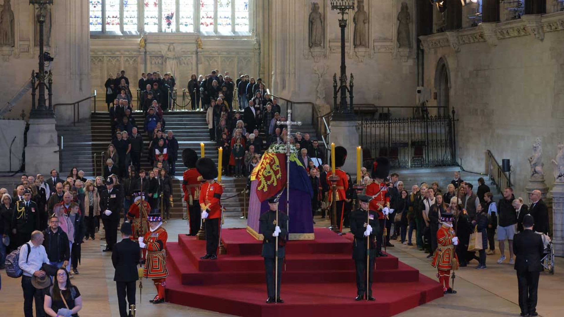 El gran susto durante la vigilia a Isabel II: arrestan a un hombre por acercarse al féretro e intentar coger la bandera