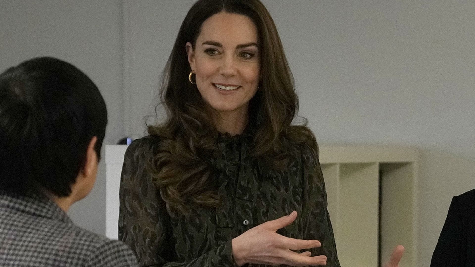 Un look 'salvaje' para Kate: estrena un vestido de leopardo con botas altas de tacón