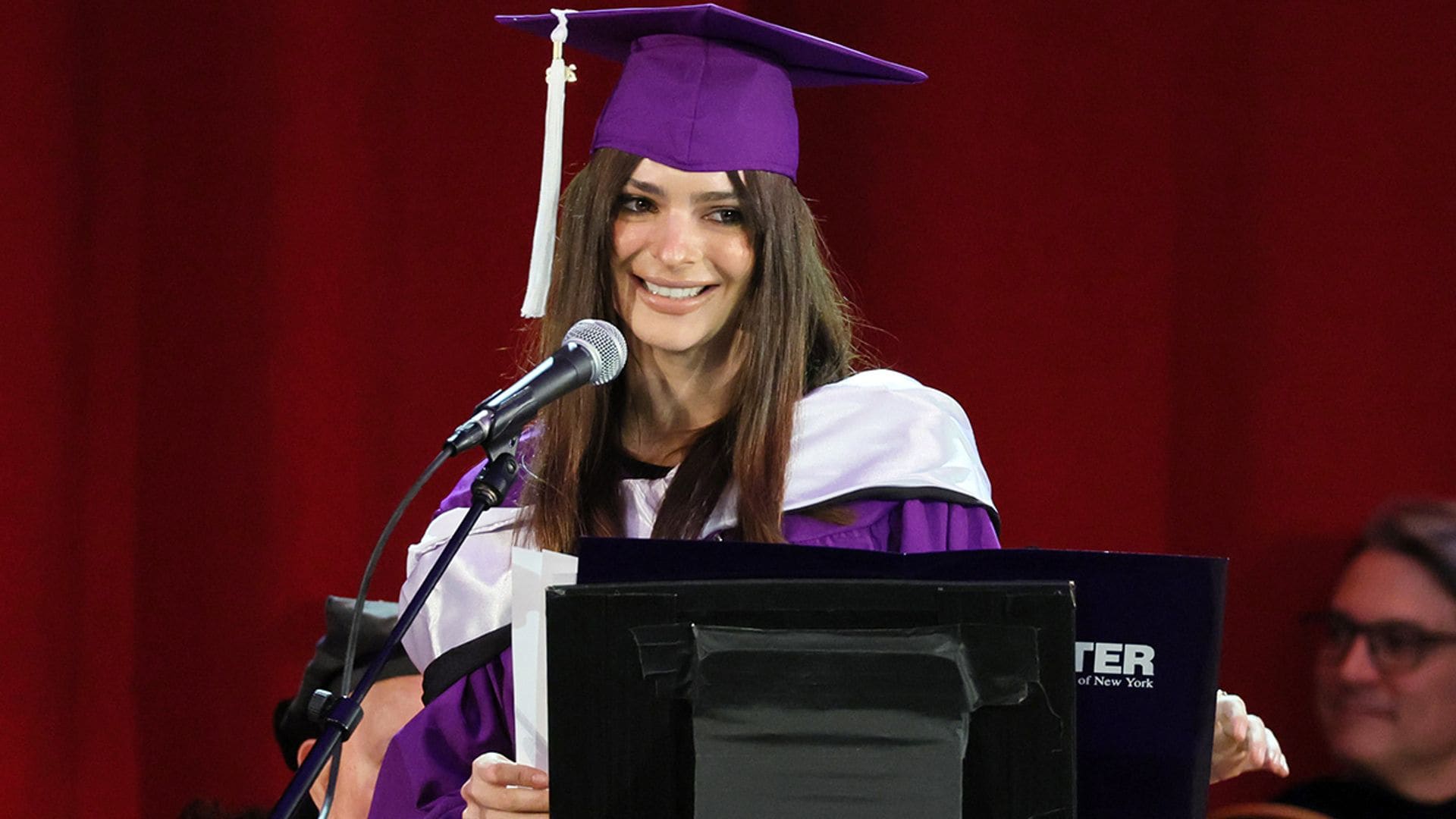 ¿Se ha graduado Emily Ratajkowski? El inspirador discurso que ha recibido cientos de aplausos