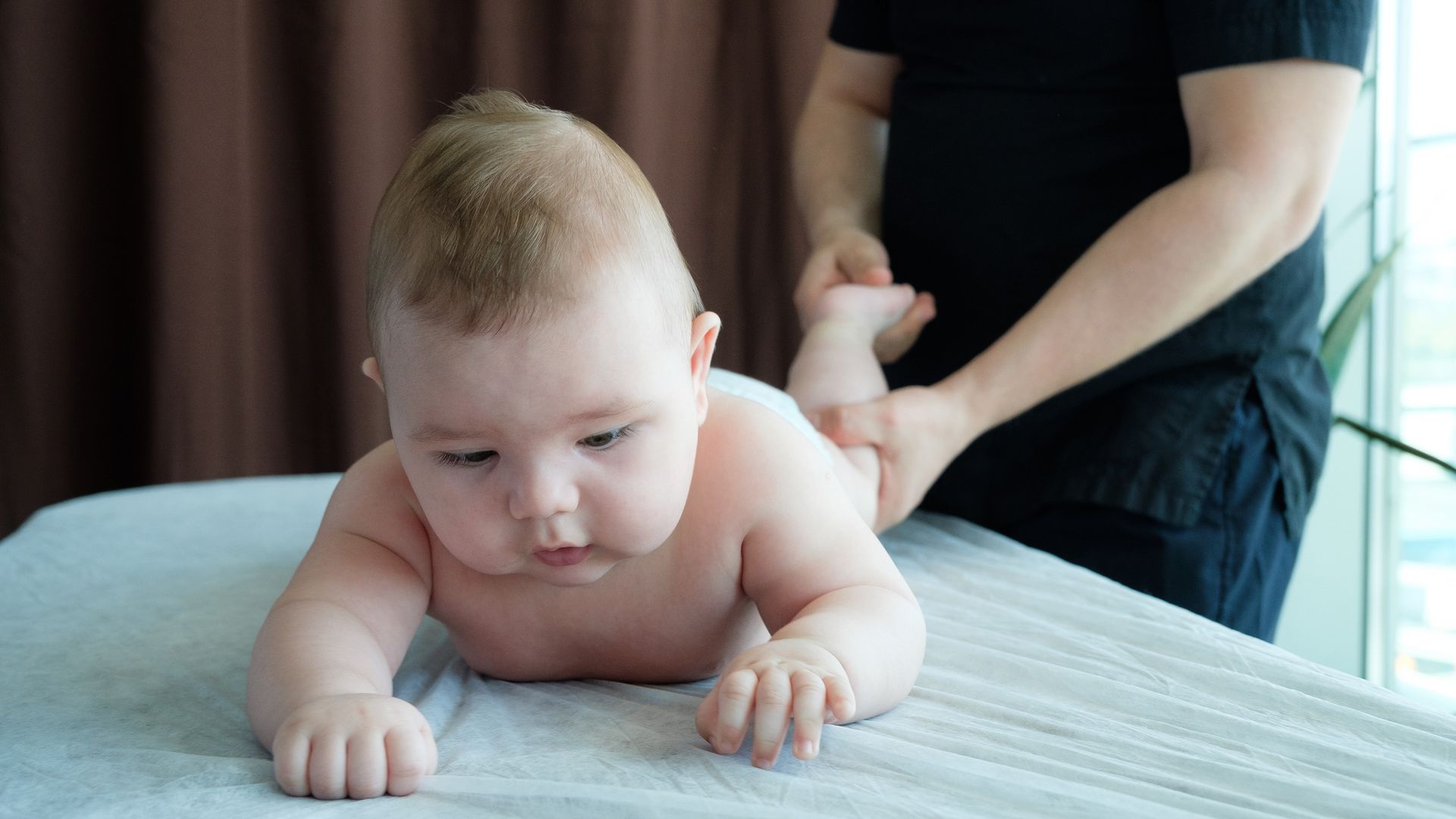 Fisioterapeuta pediátrico trata a un bebé