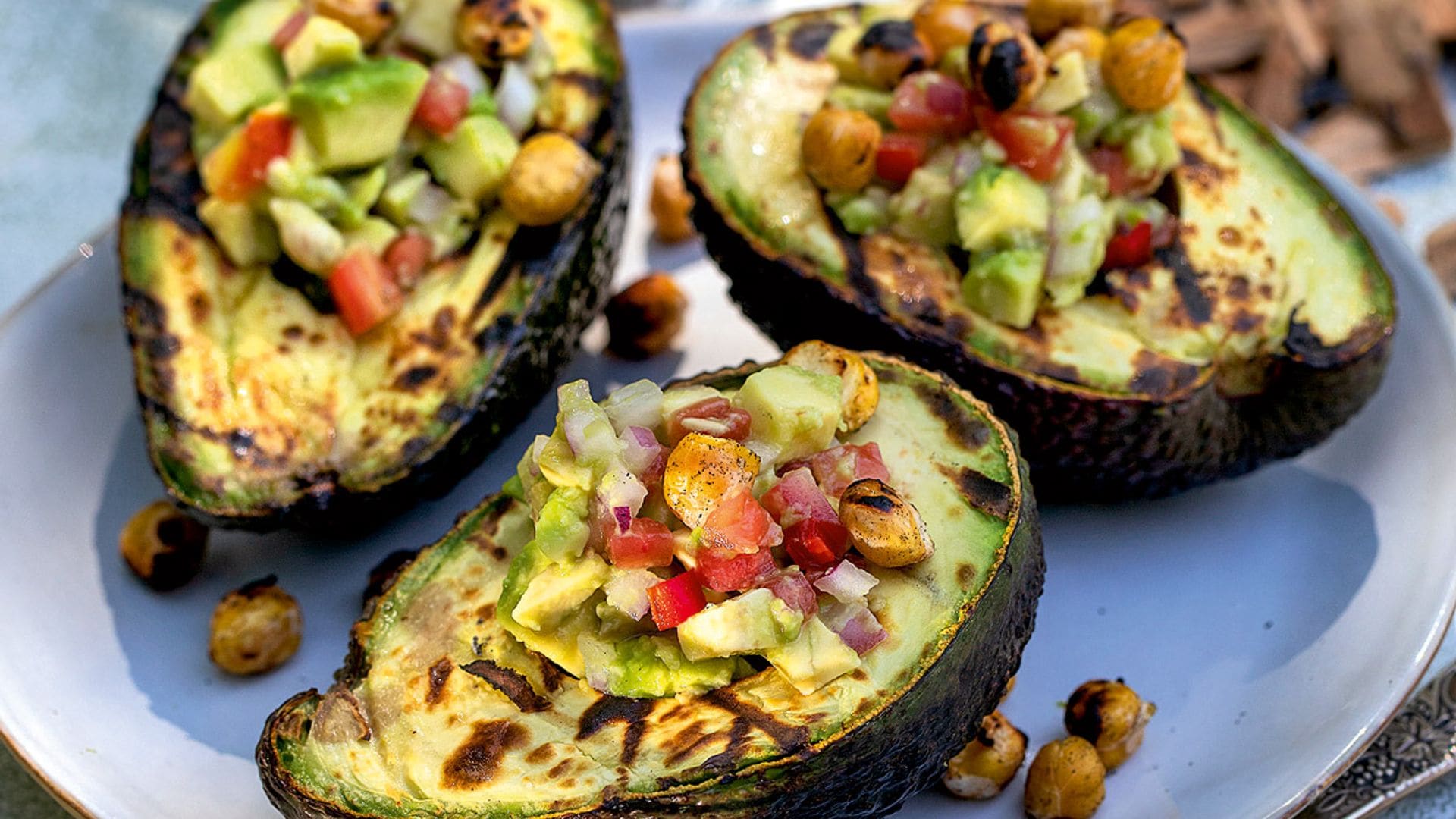 Aguacates con garbanzos picantes