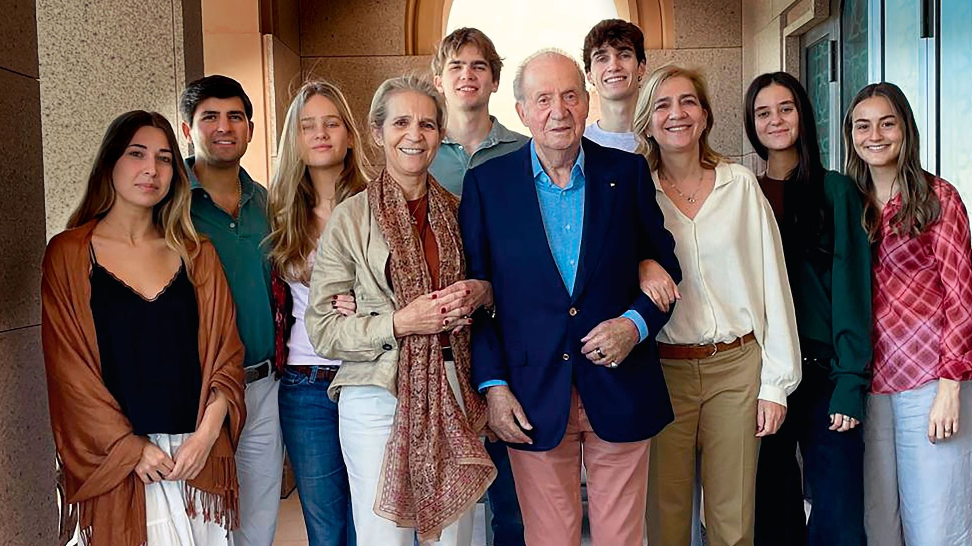 El rey Juan Carlos con sus hijos y sus nietos