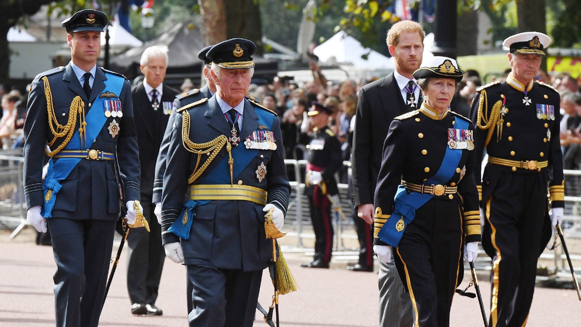 Lo que no consiguió la muerte del duque de Edimburgo: Harry, sin permiso para llevar uniforme, camina junto a su hermano Guillermo