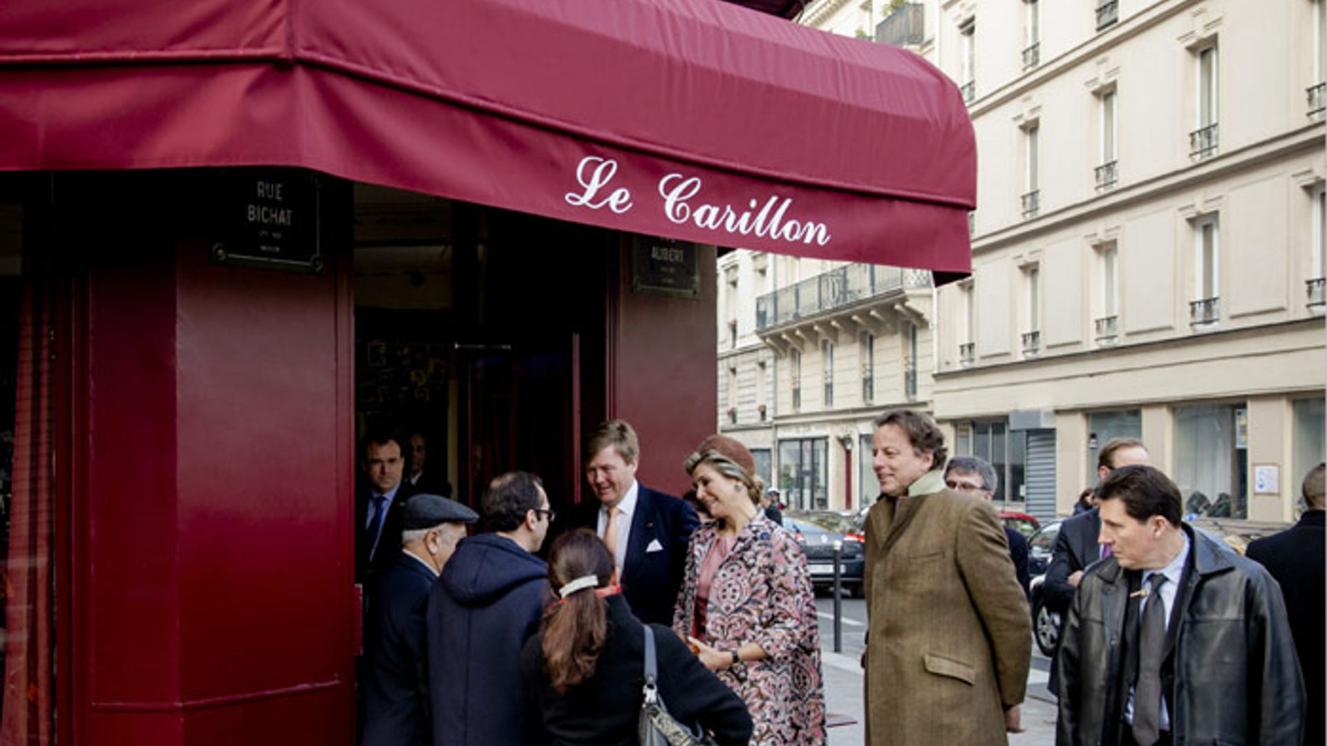 Guillermo y Máxima de Holanda visitan 'Le Carillon', uno de los bares de los atentados de París