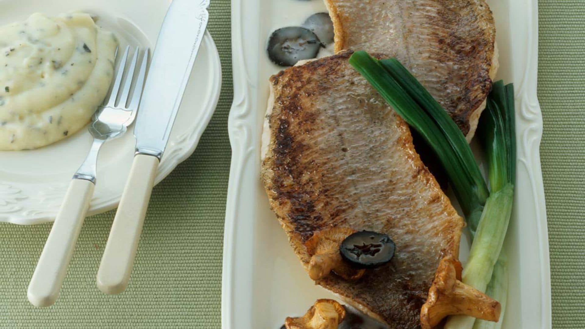 Filetes de barbo frito con puré de patata a las finas hierbas