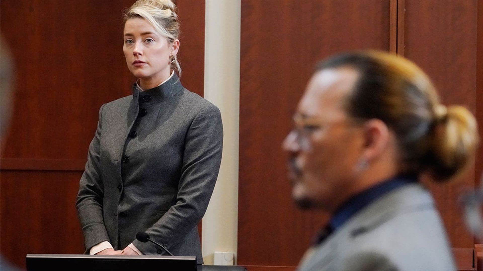 En su regreso a la corte, Amber Heard niega haber escrito el título del artículo por el que es demandada